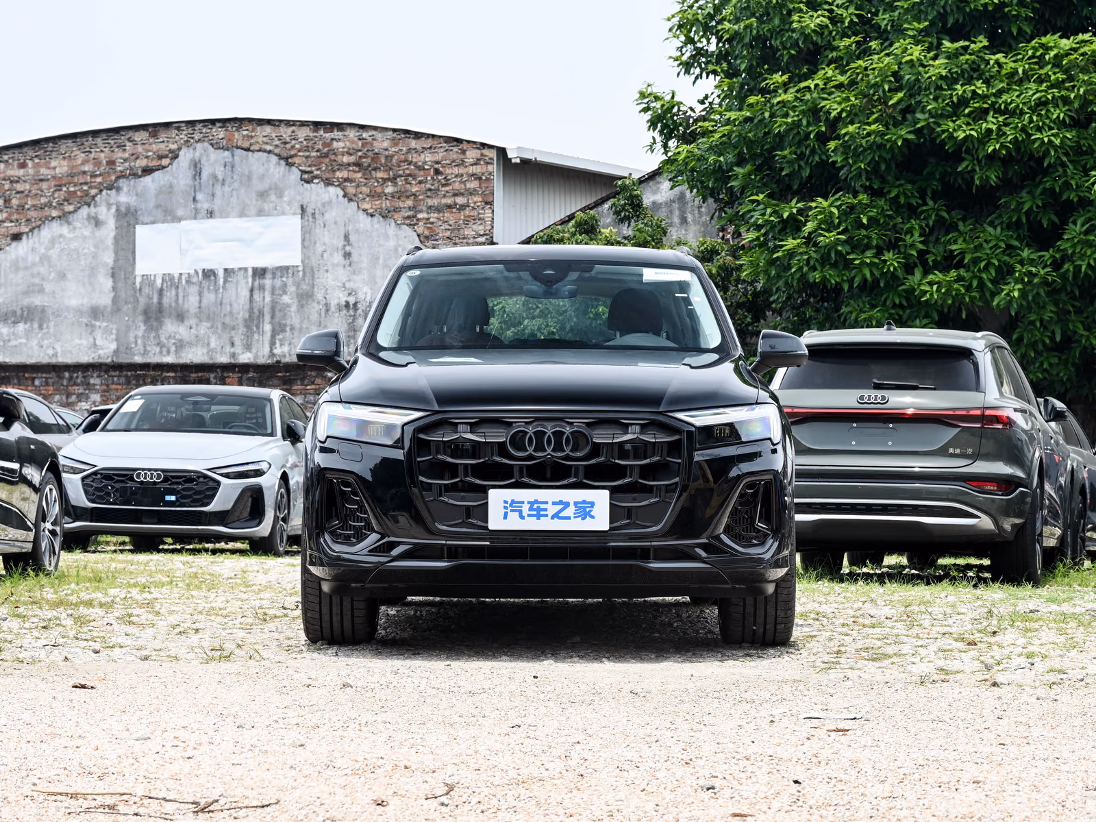 Audi Q7 — вид строго спереди