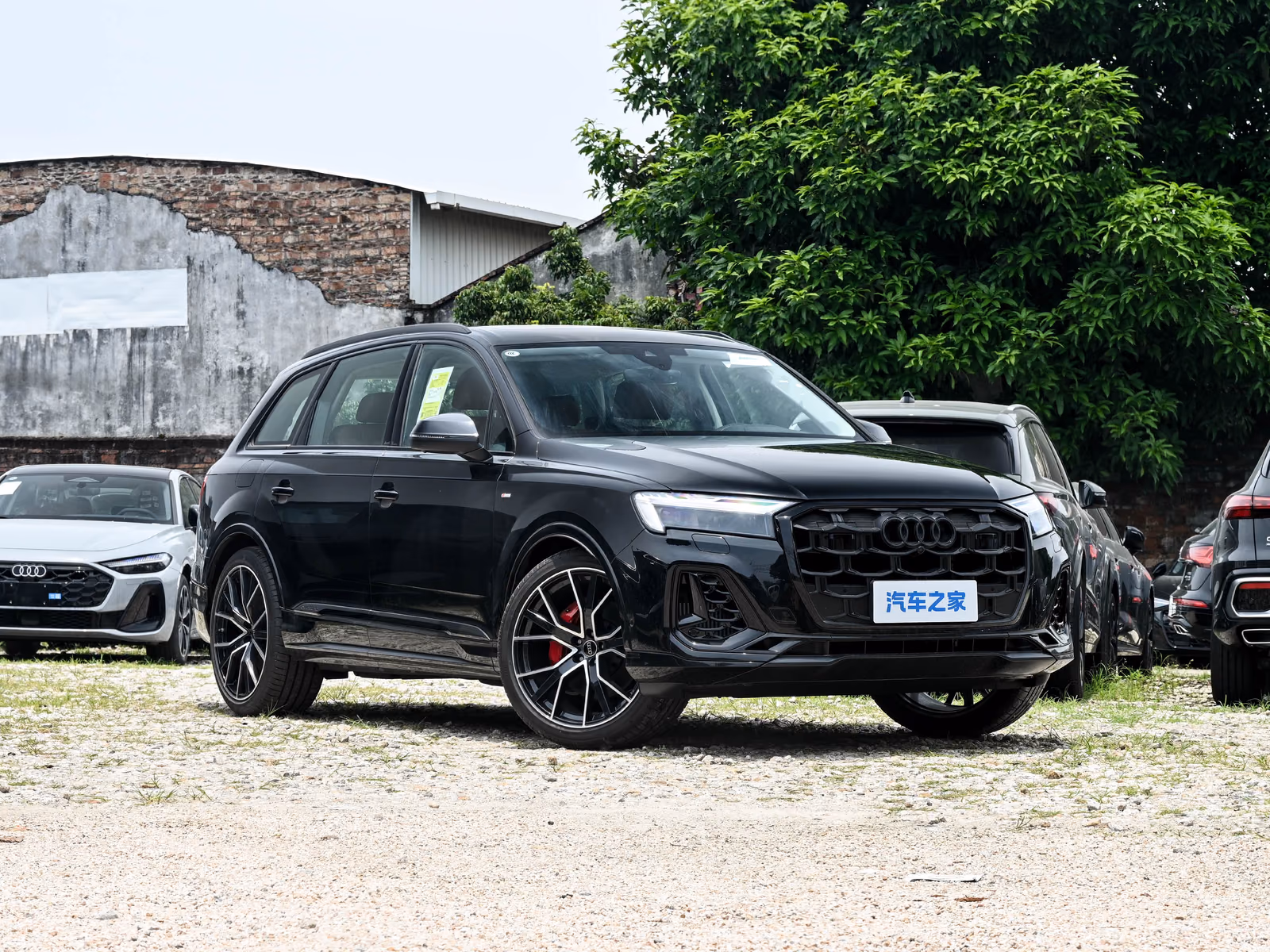 Audi Q7 — передняя часть с противоположной стороны
