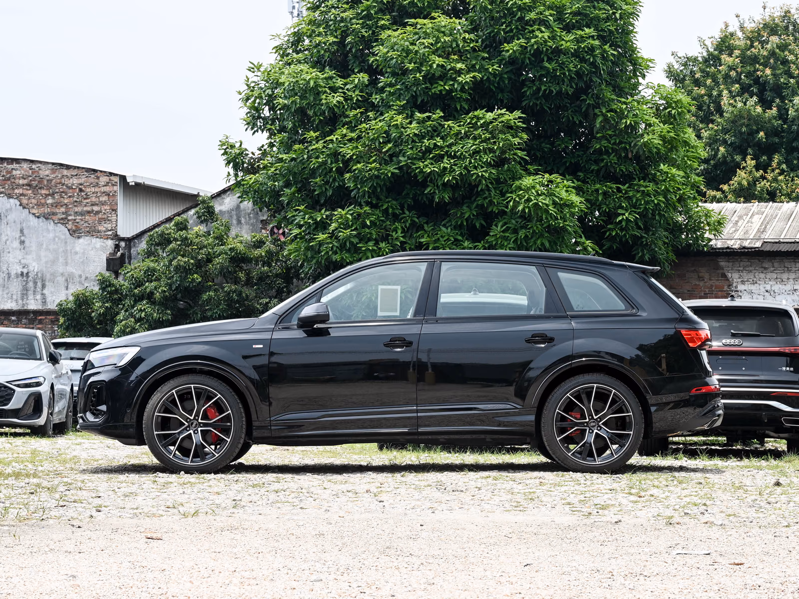 Audi Q7 — пятиметровый кузов в боковом профиле
