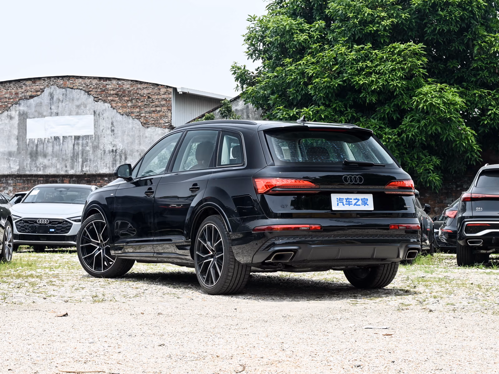 Audi Q7 — вид сзади в три четверти
