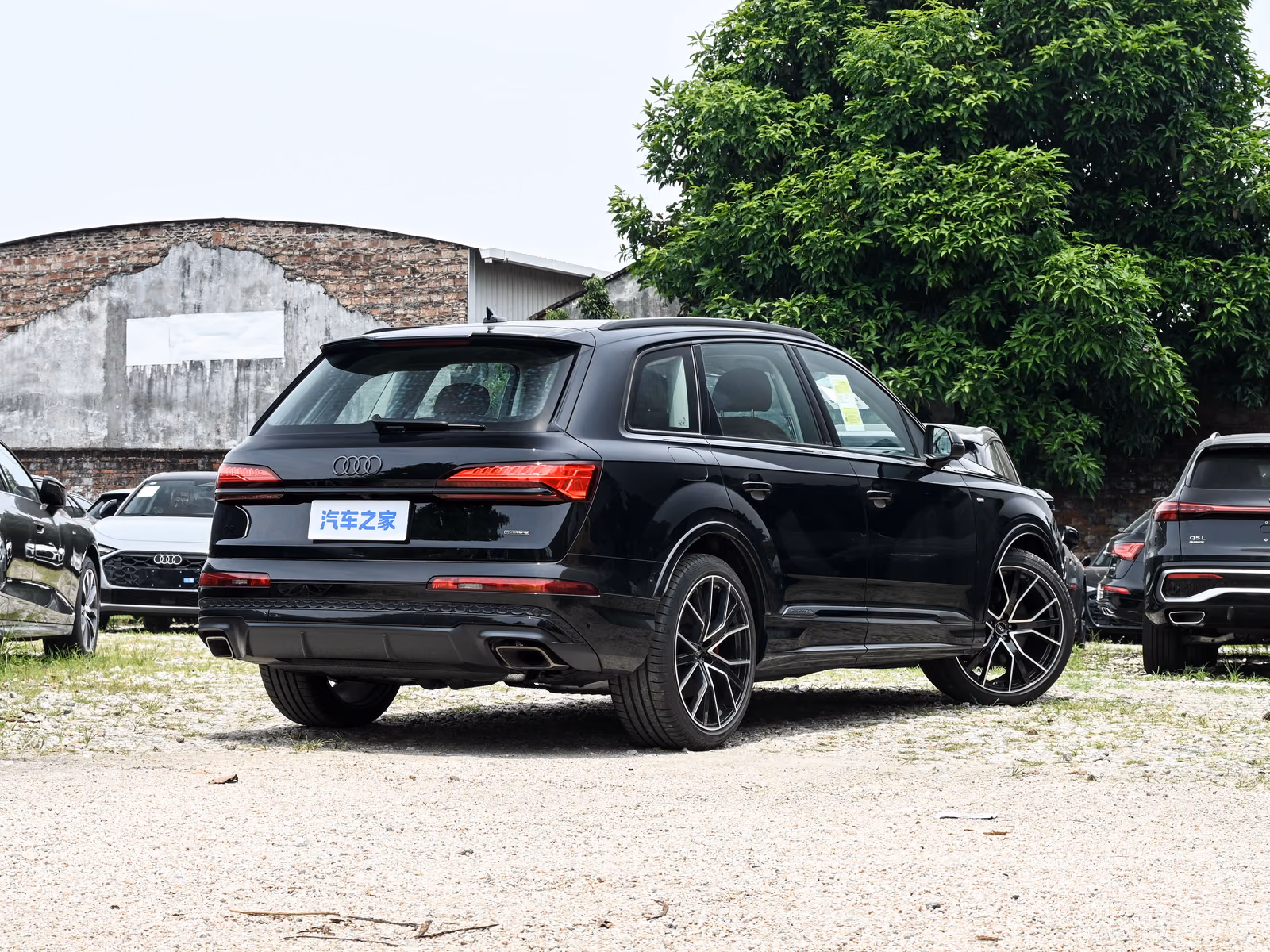 Audi Q7 — задняя часть с противоположной стороны
