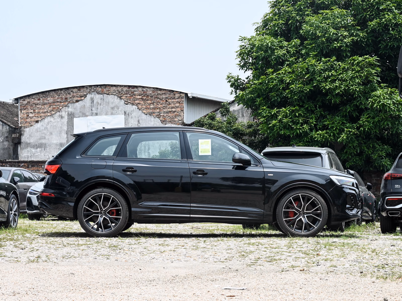Audi Q7 — противоположный боковой профиль