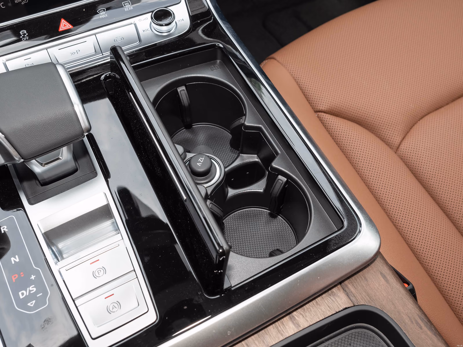 Audi Q7 — центральная консоль с подстаканниками