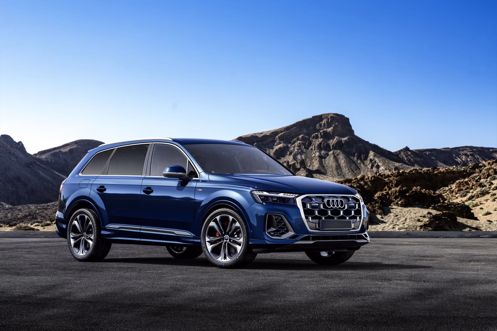 Audi Q7 55 TFSI quattro — чёрный кроссовер спереди в три четверти