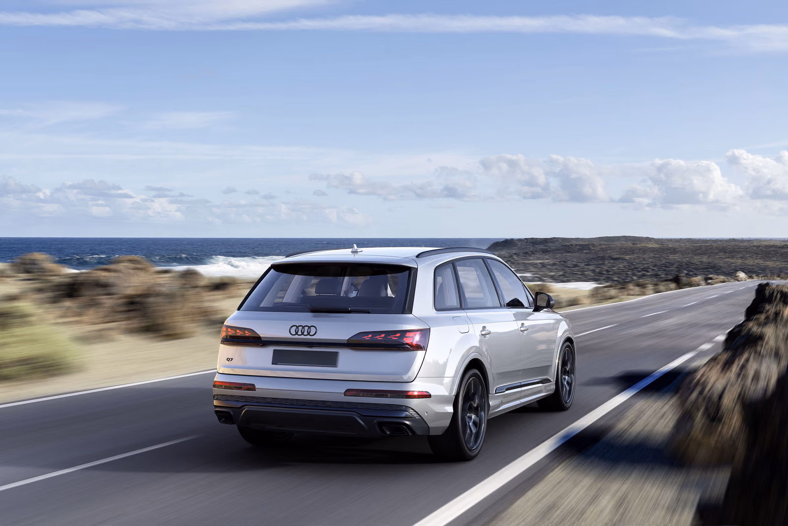 Audi Q7 — вид сзади на прибрежной дороге