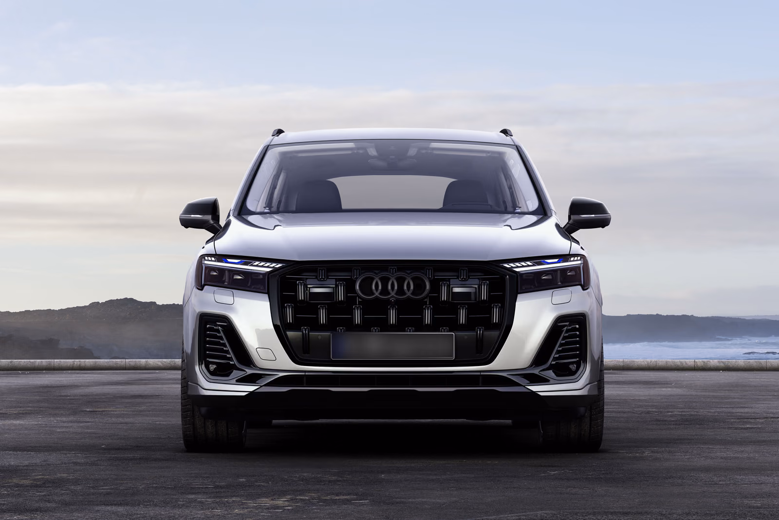 Audi Q7 — вид строго спереди, матричная оптика