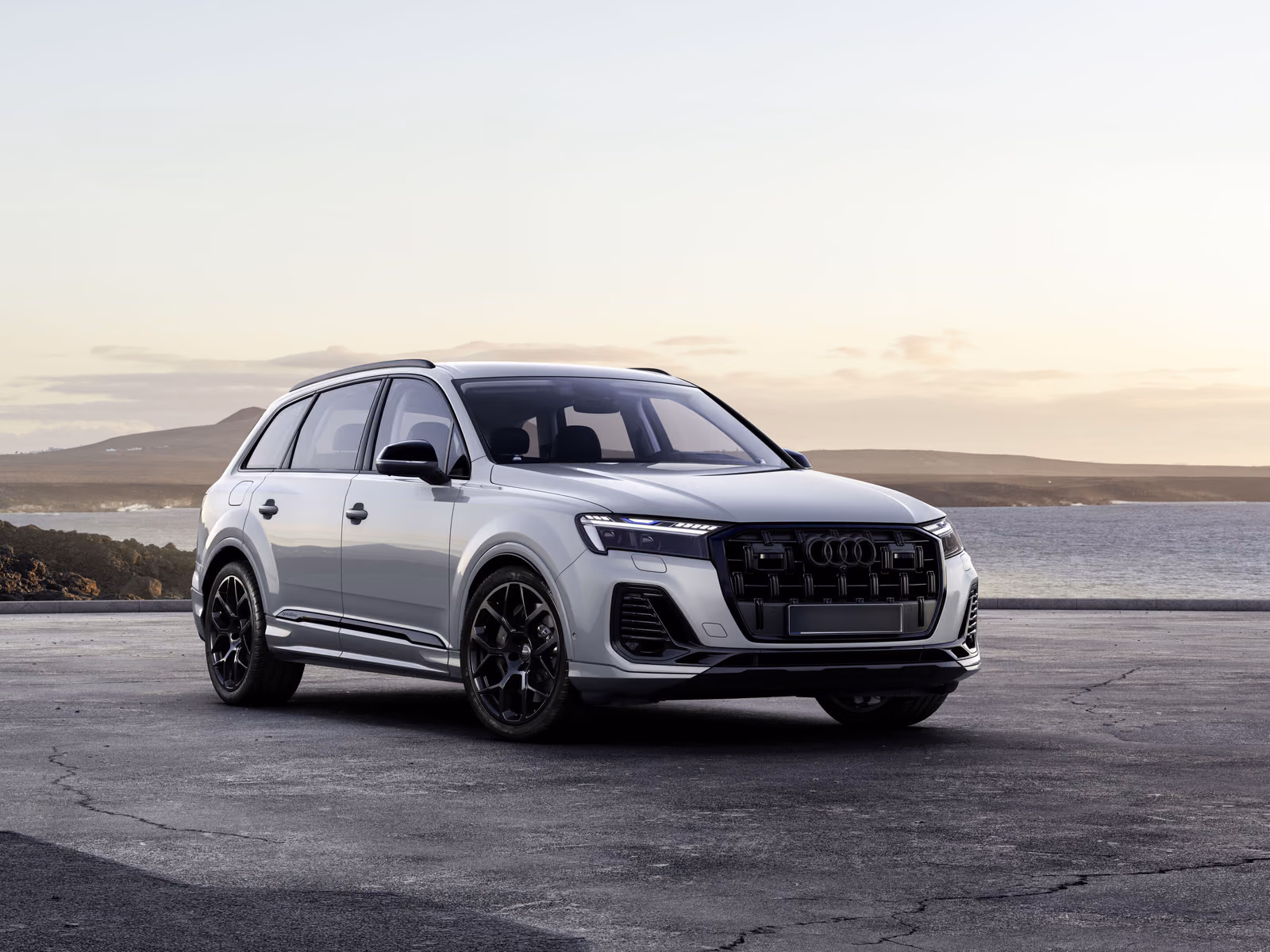 Audi Q7 — белый кузов спереди в три четверти с противоположной стороны