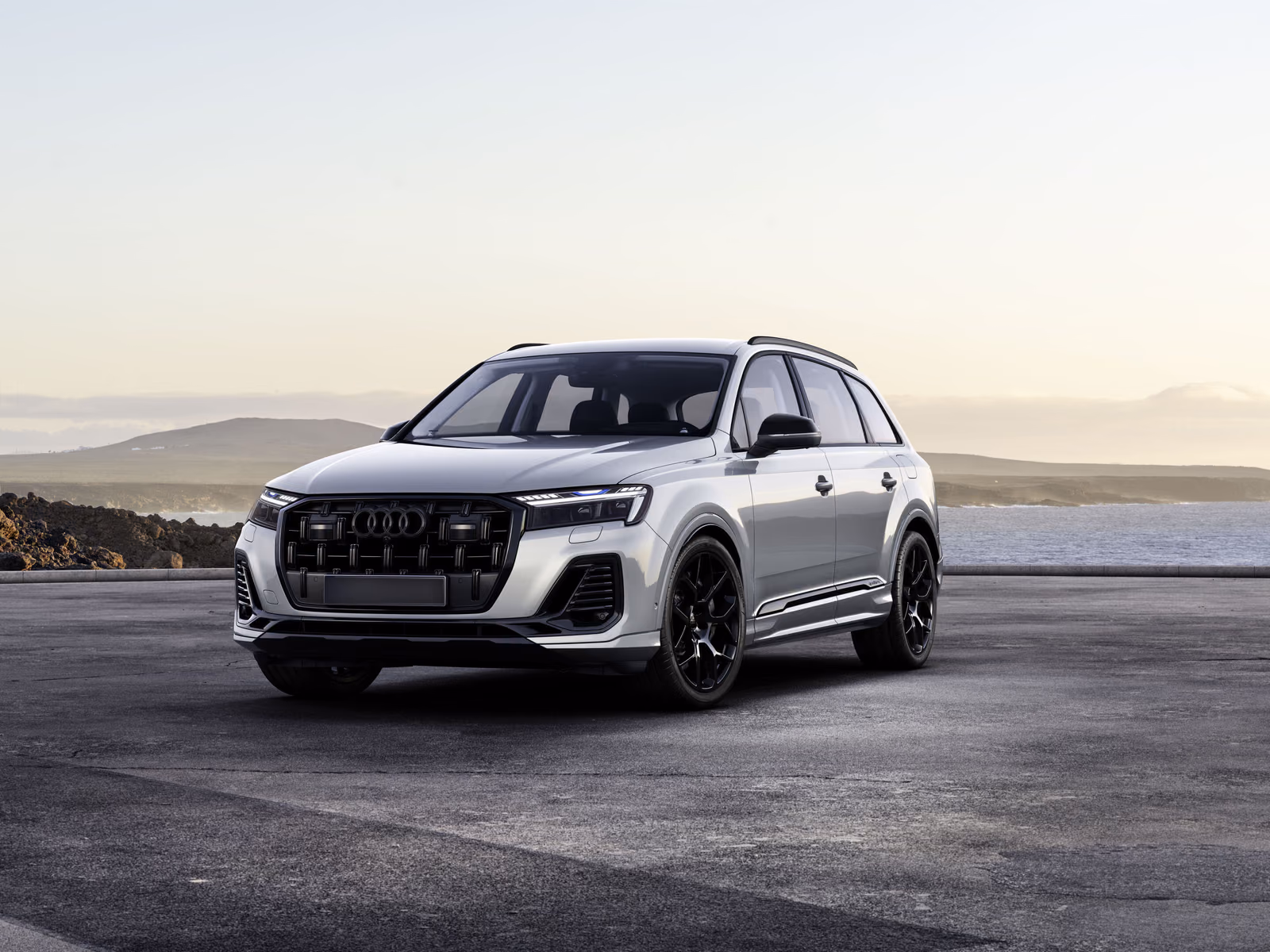 Audi Q7 — белый кроссовер на площадке у моря