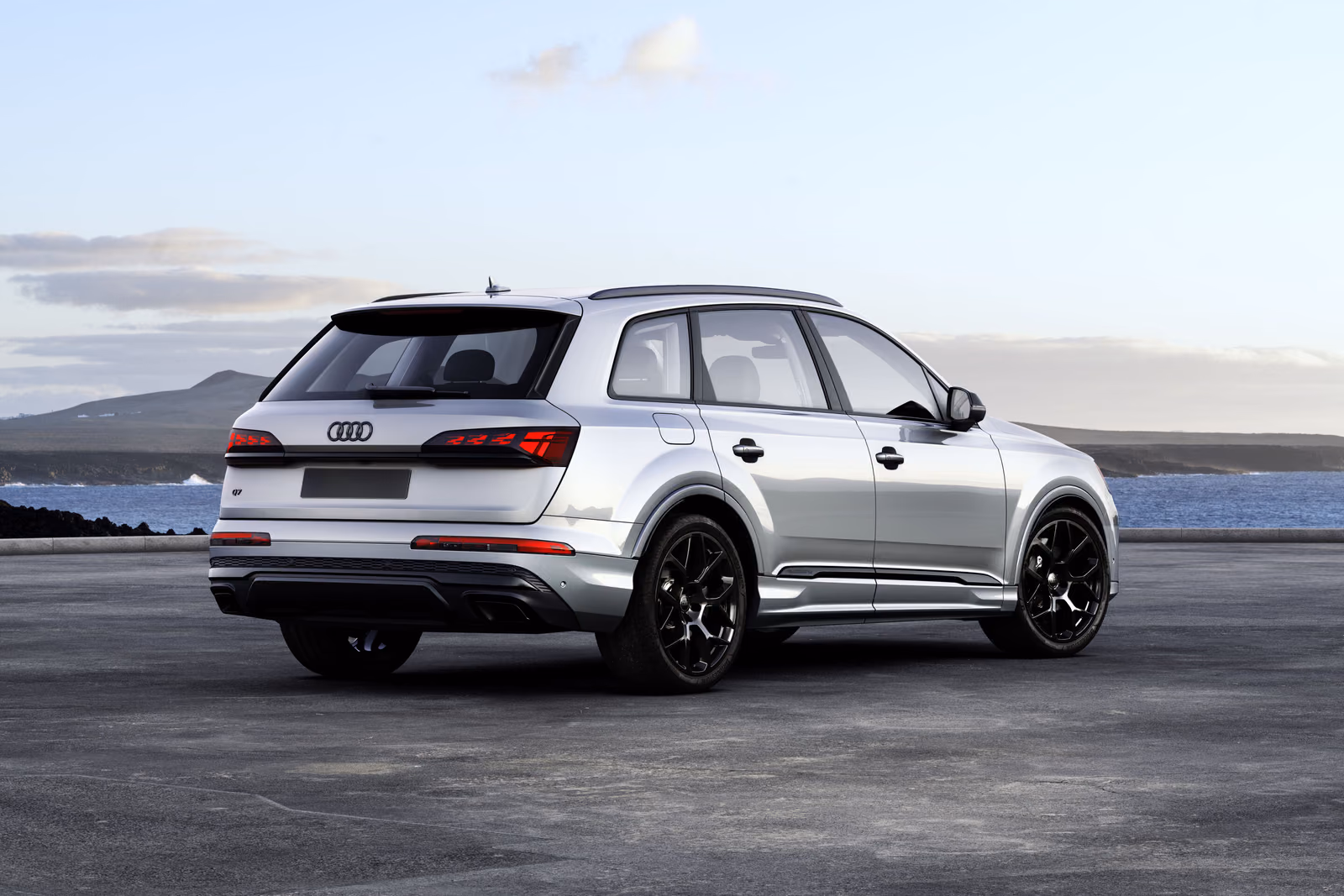 Audi Q7 — вид сзади в три четверти, белый кузов