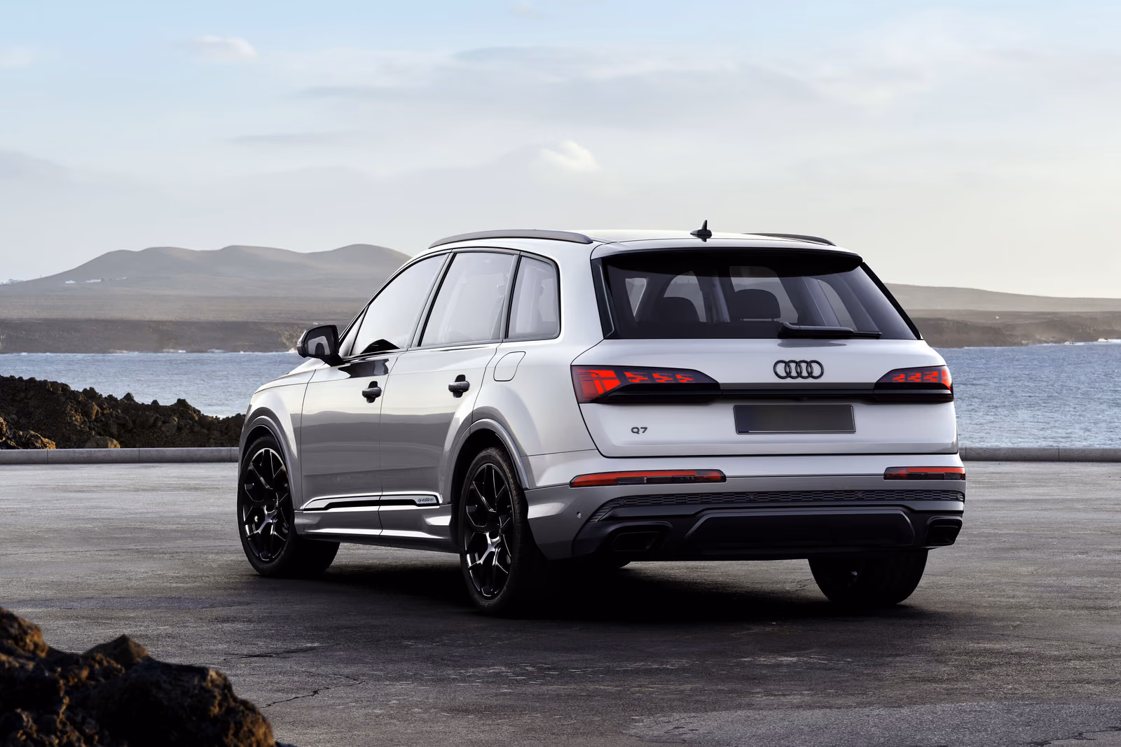 Audi Q7 — задняя часть белого кузова с фонарями