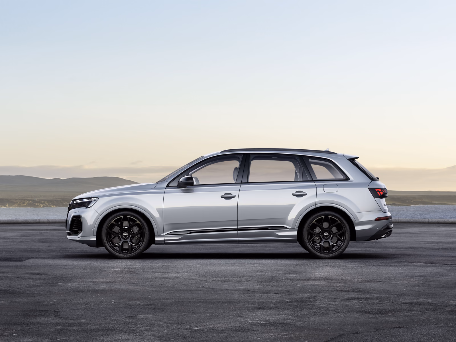 Audi Q7 — профиль белого кузова