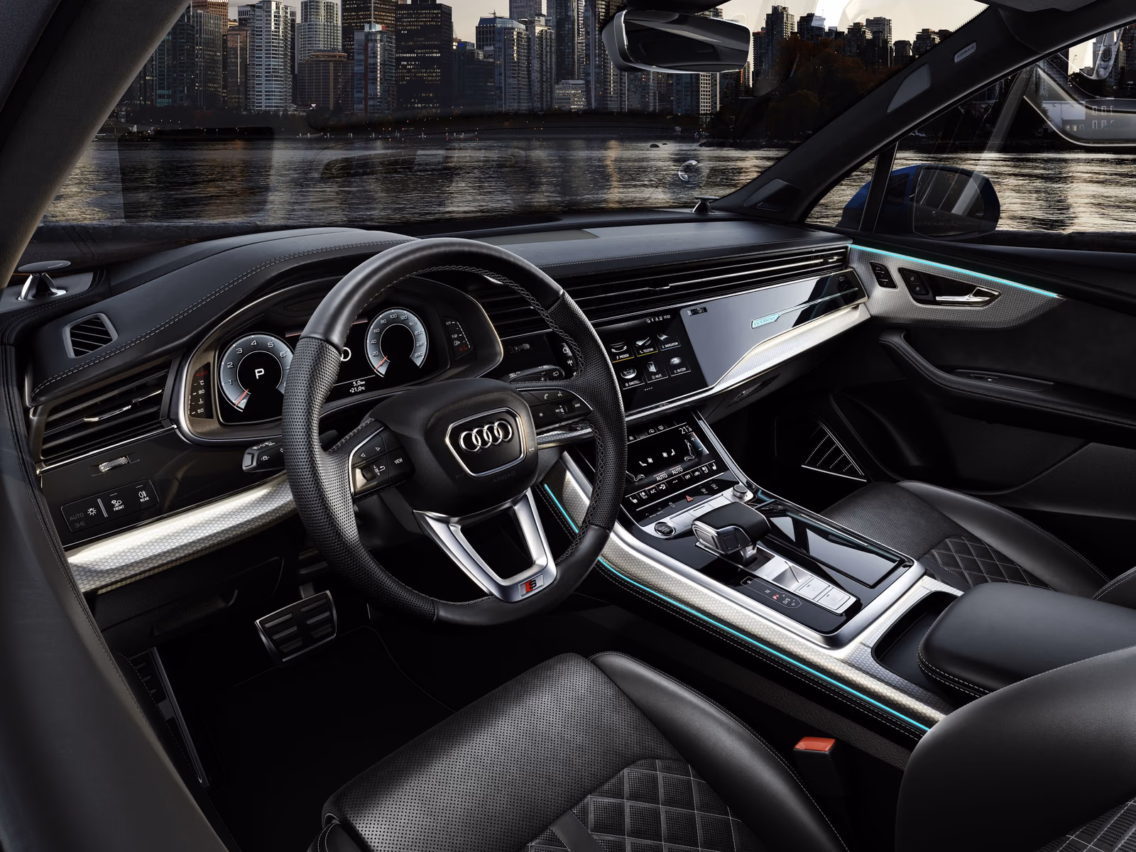 Audi Q7 — передняя панель с двумя экранами MMI