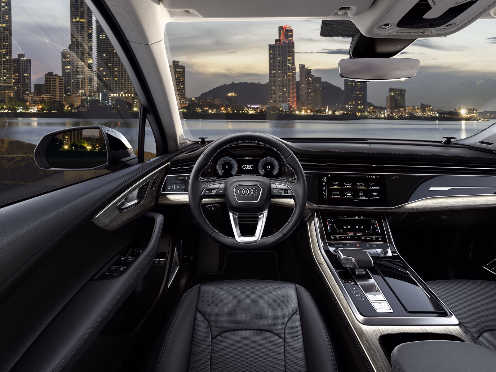 Audi Q7 — передняя панель на фоне вечернего города