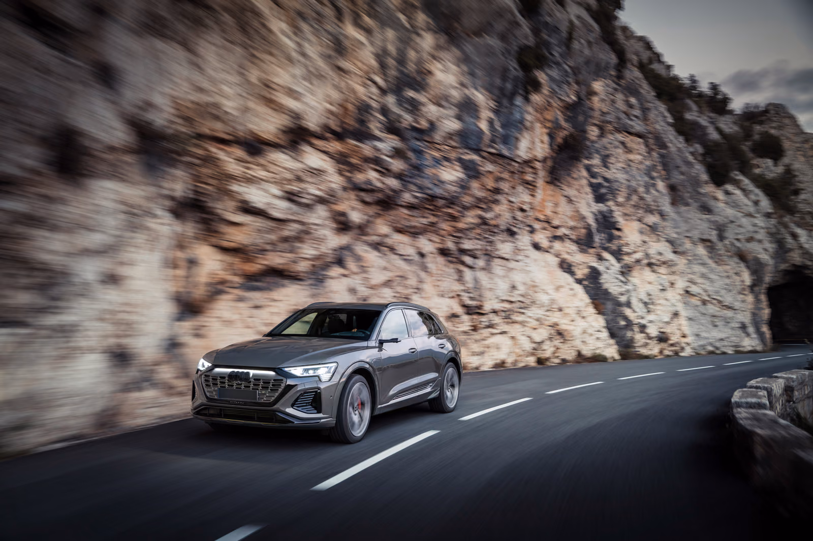 Audi Q8 e-tron — спереди в три четверти