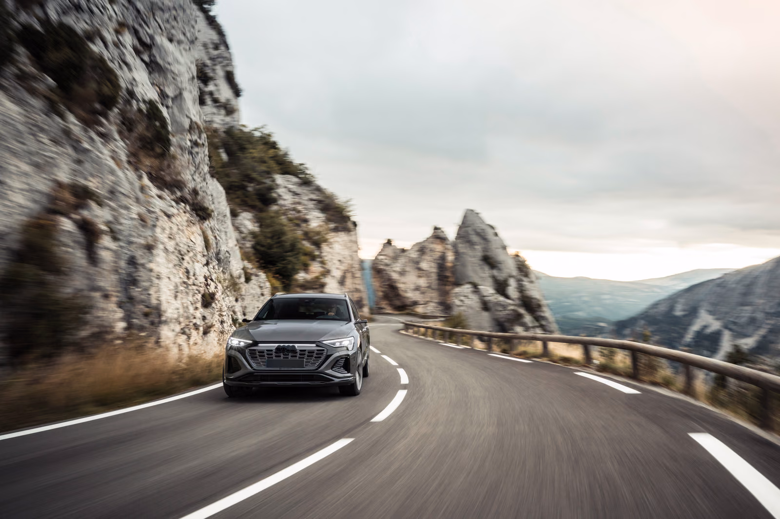 Audi Q8 e-tron — вид сбоку