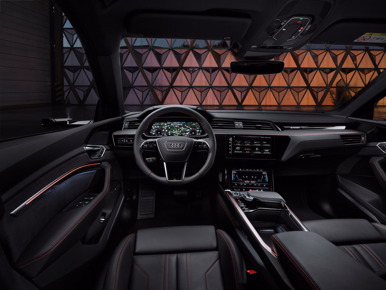 Audi Q8 e-tron — передняя панель и руль