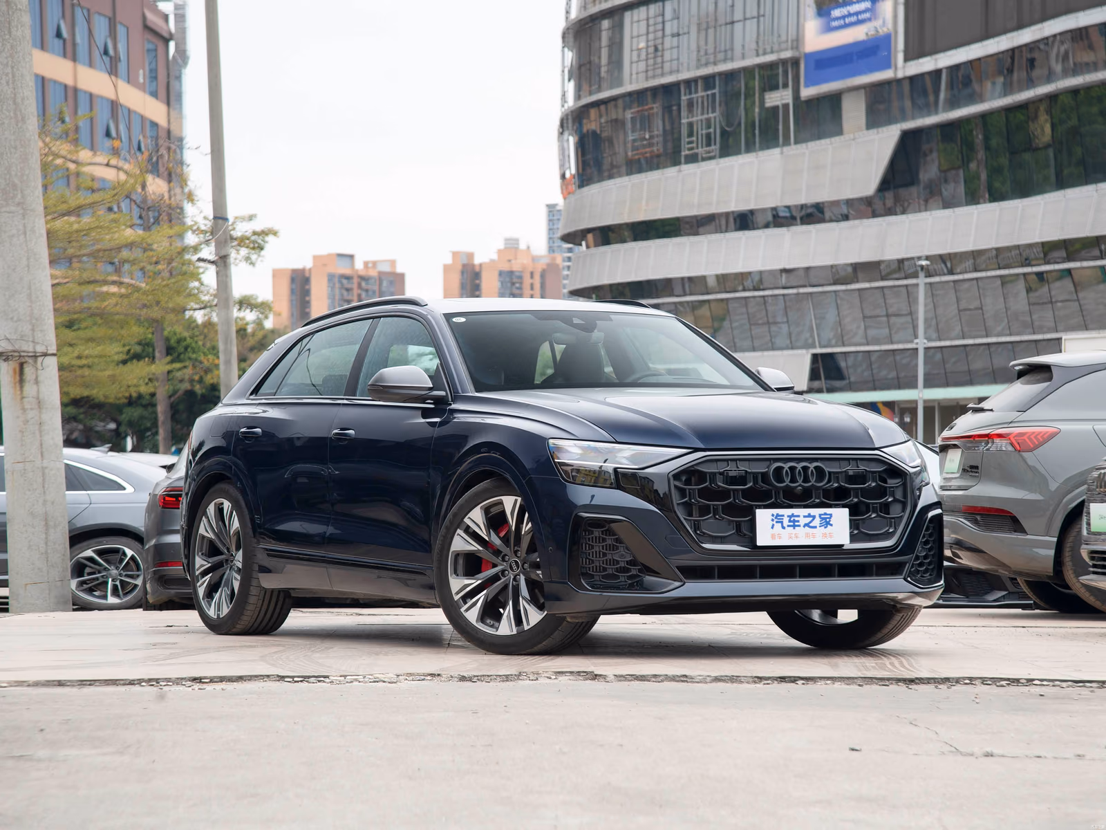 Audi Q8 — передняя часть с противоположной стороны