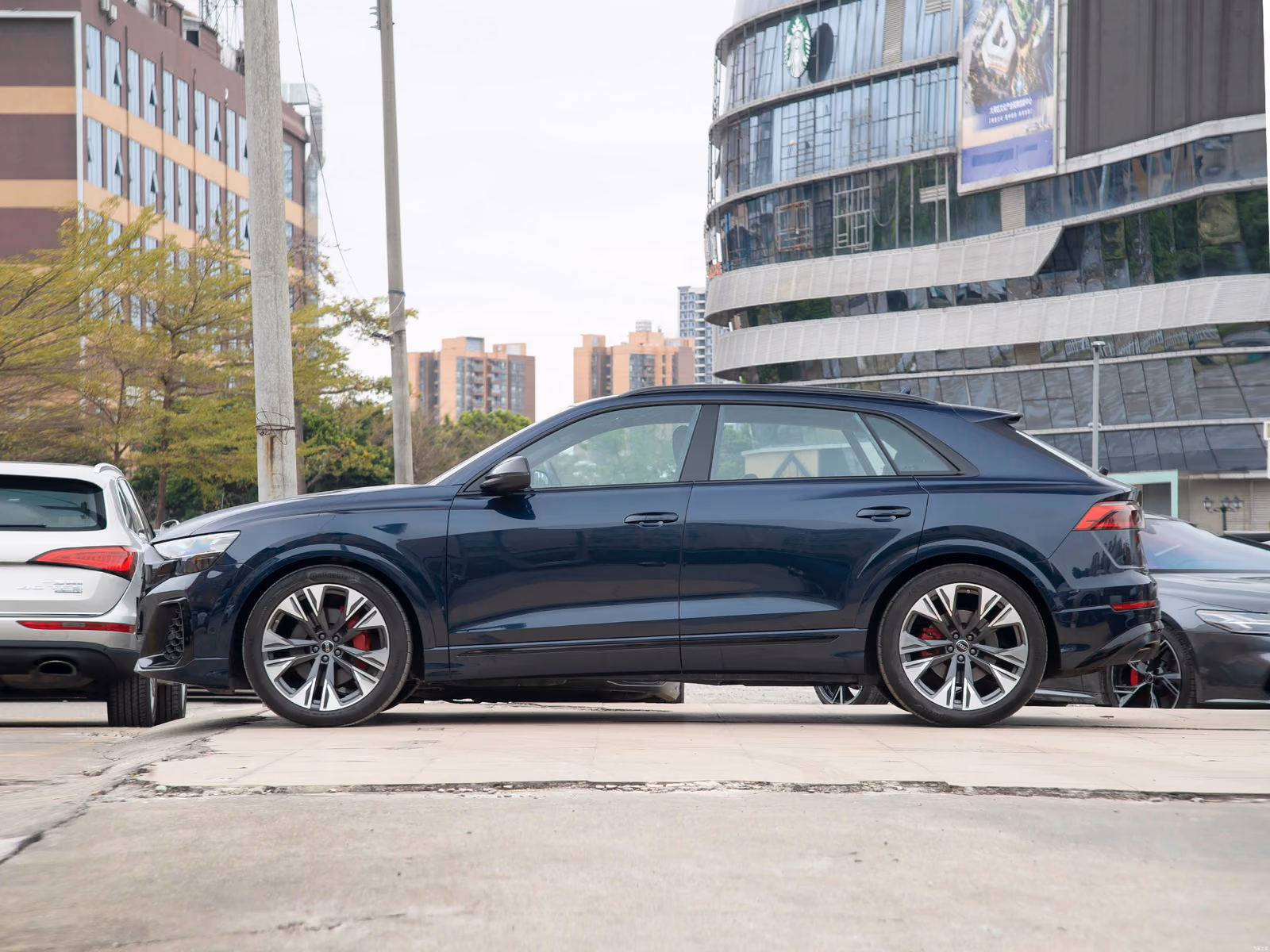 Audi Q8 — купеобразный кузов в боковом профиле