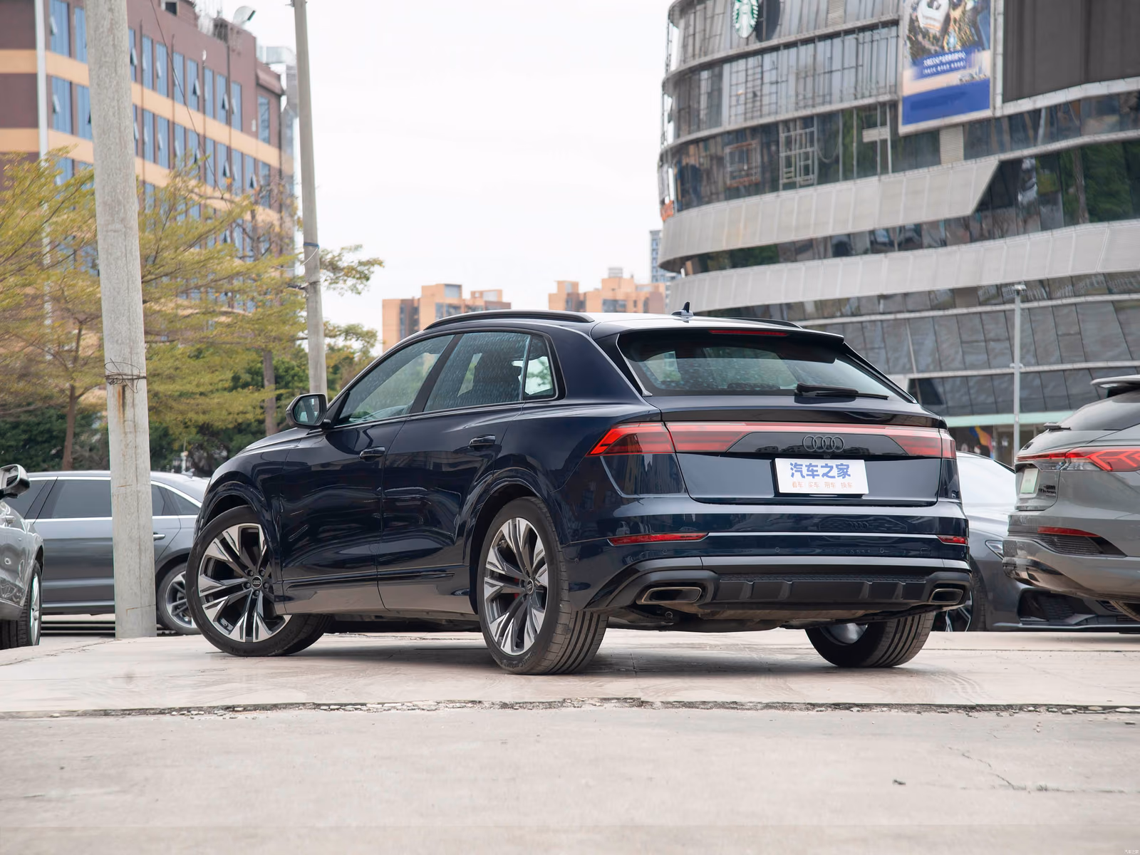 Audi Q8 — вид сзади в три четверти