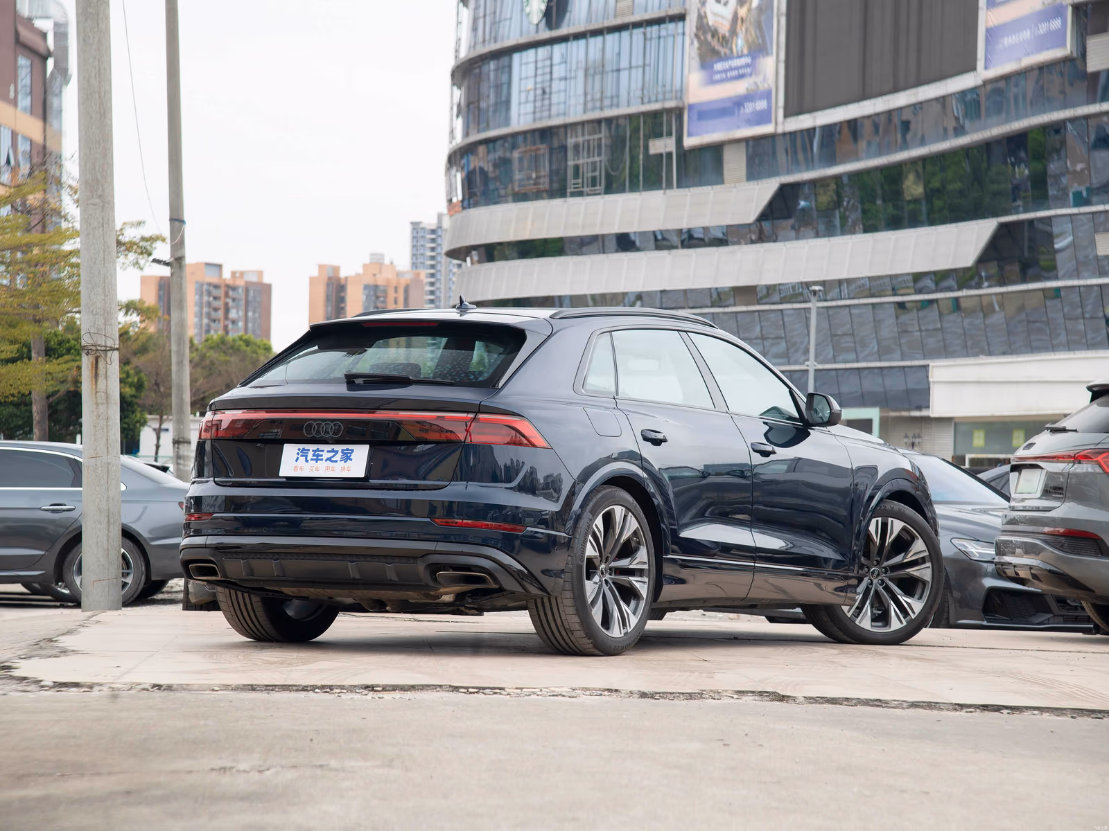 Audi Q8 — задняя часть с противоположной стороны