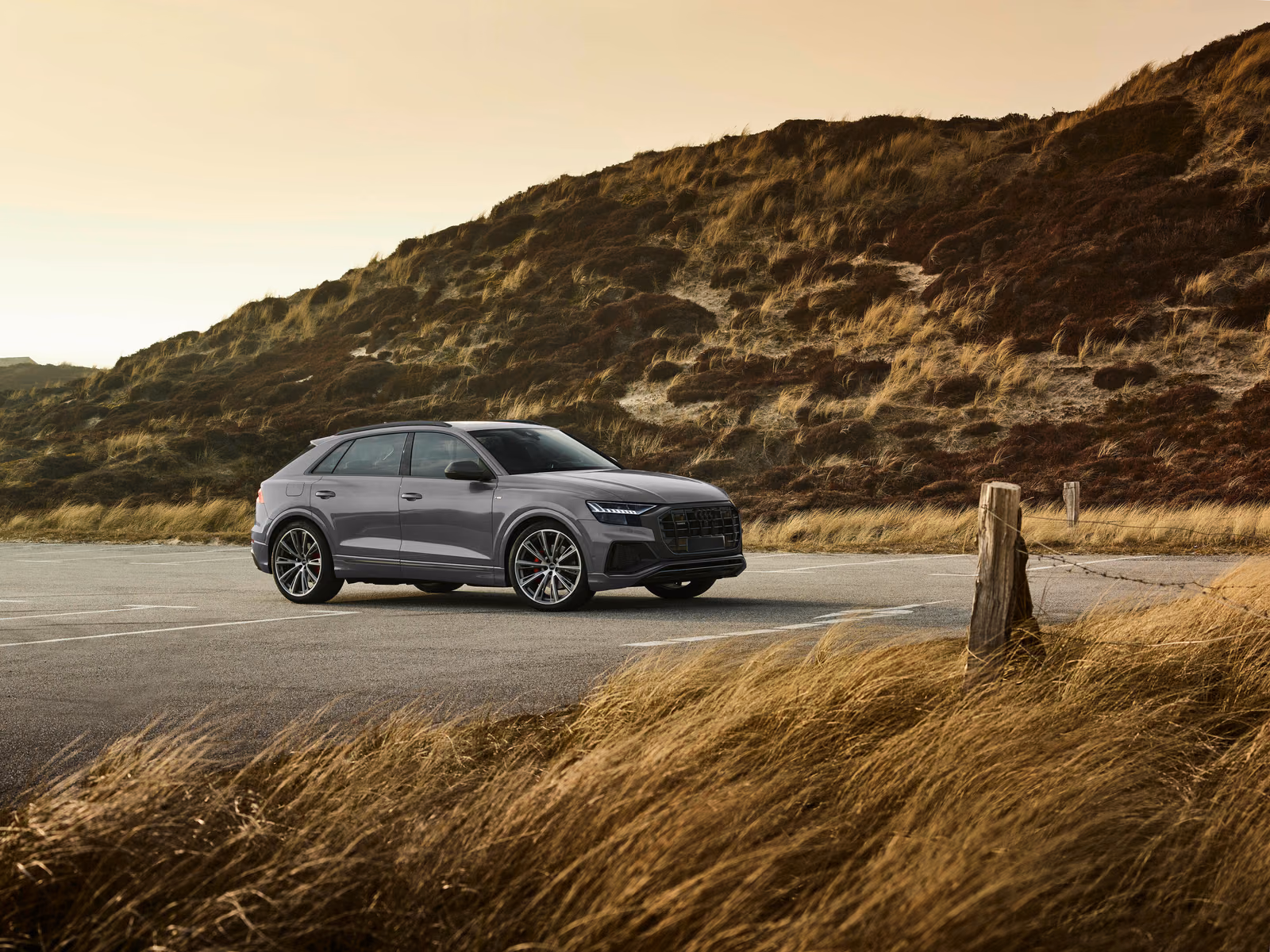 Audi Q8 55 TFSI quattro — синий кроссовер спереди в три четверти