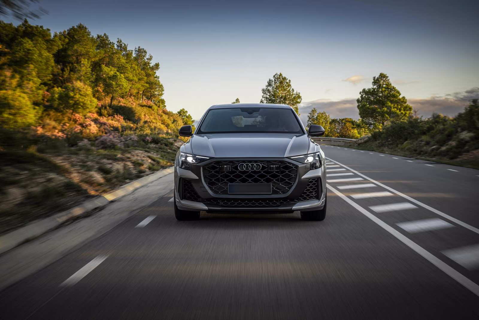 Audi RS Q8 — фронтальный ракурс на горной дороге