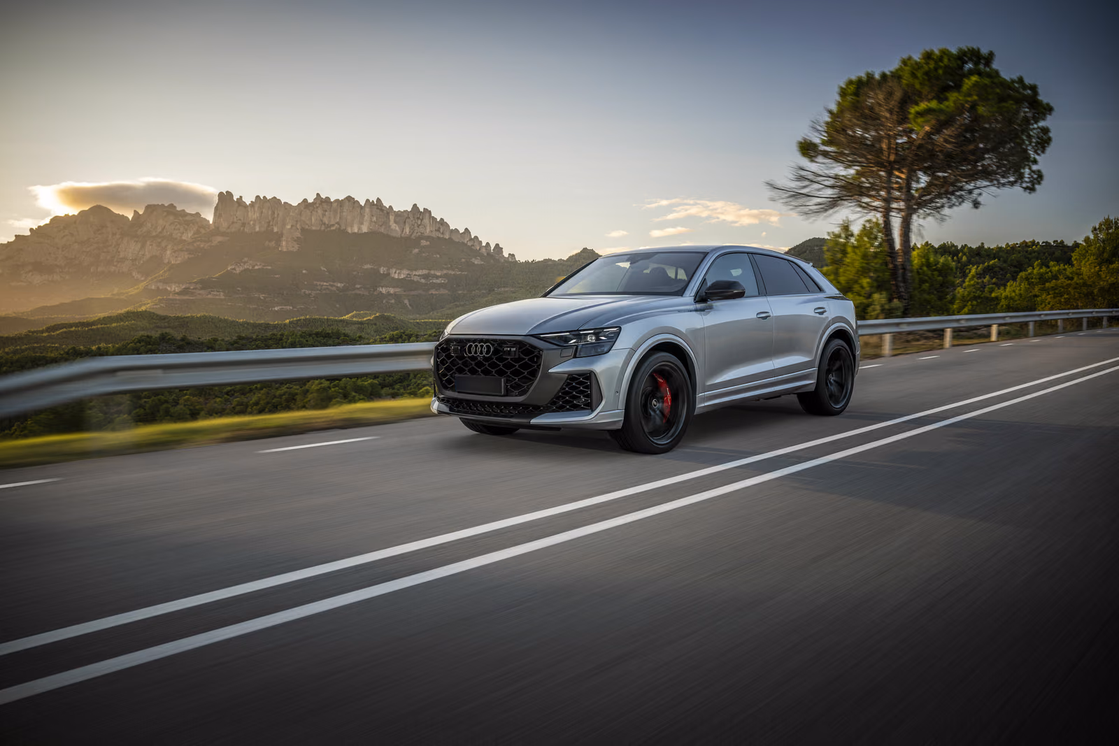 Audi RS Q8 — в движении по трассе среди холмов