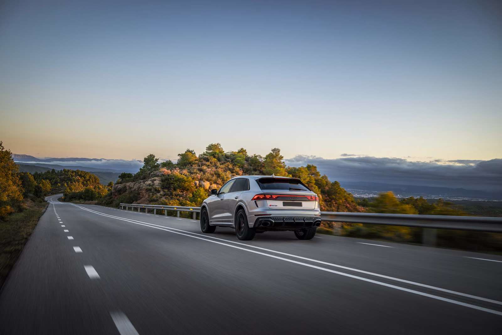 Audi RS Q8 — вид сзади на дороге вдоль побережья
