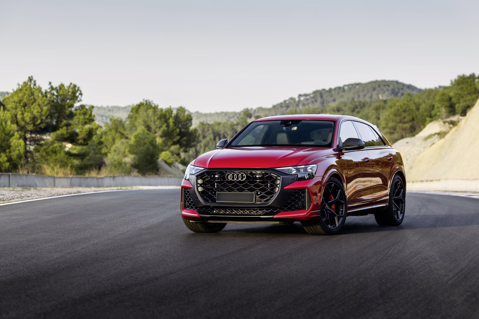 Audi RS Q8 — красный кузов спереди в три четверти на дороге