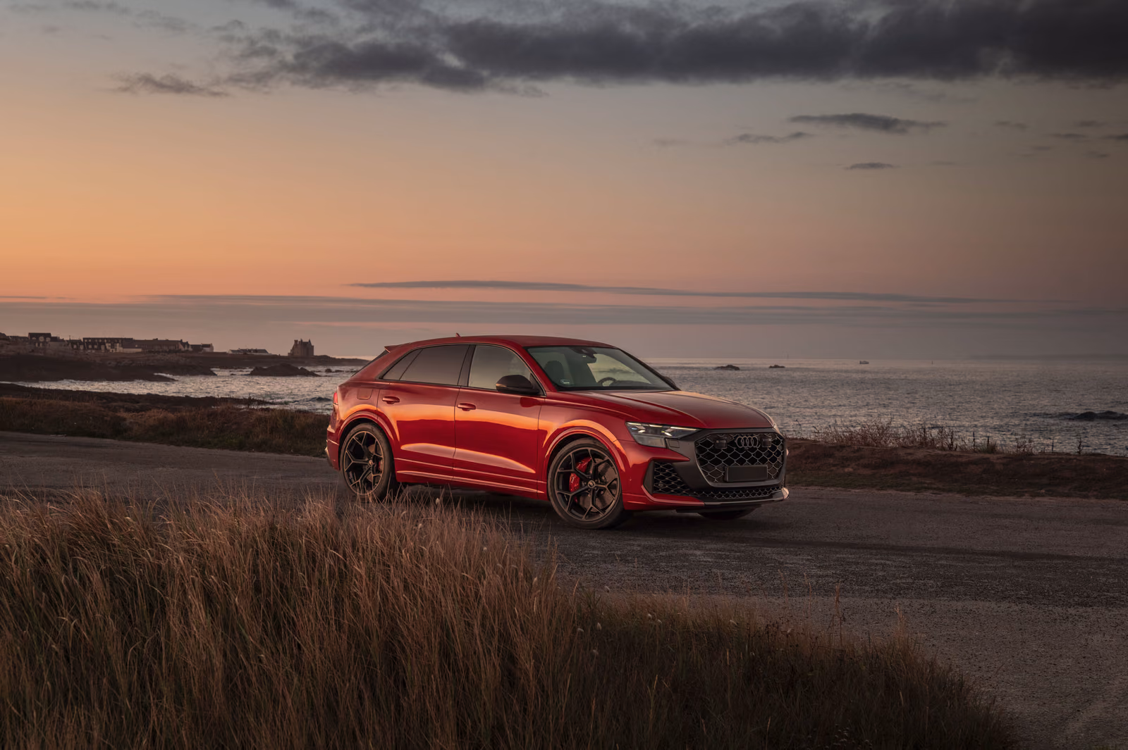 Audi RS Q8 — красный кузов на закате у океана
