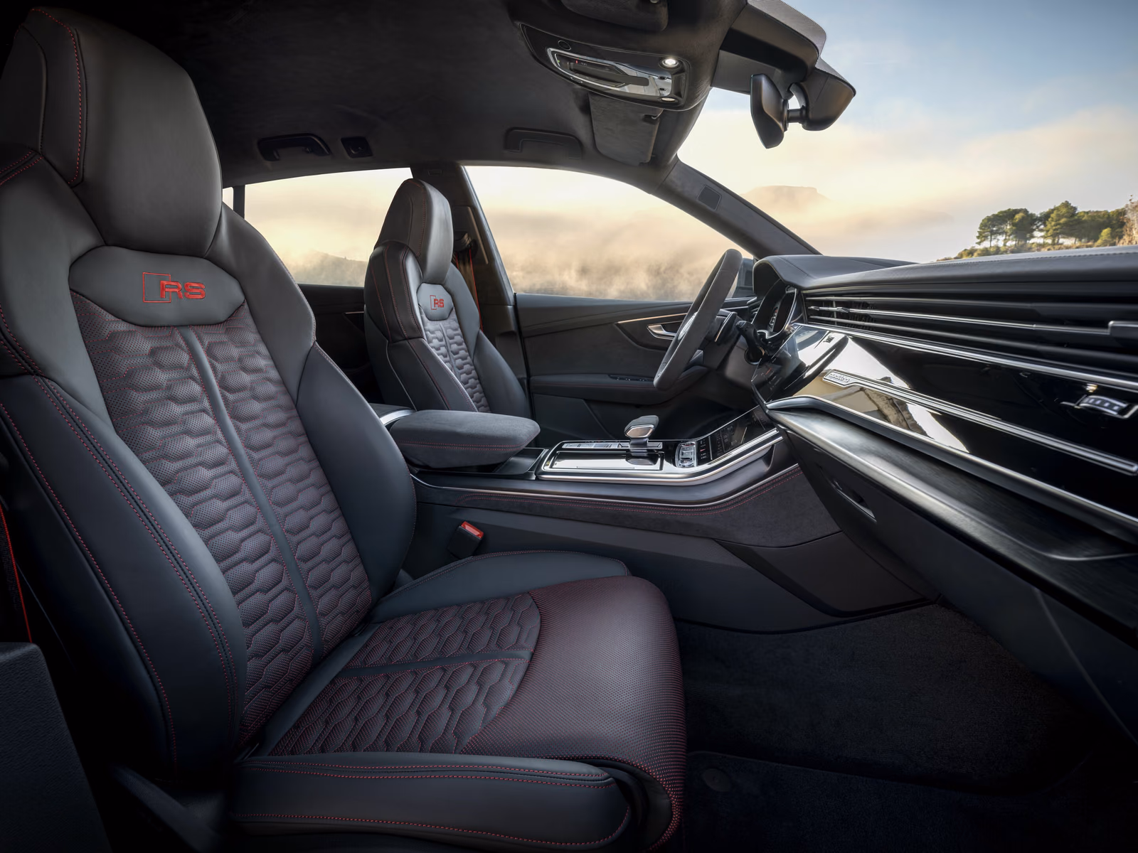 Audi RS Q8 — спортивные кресла с ромбовидной прострочкой