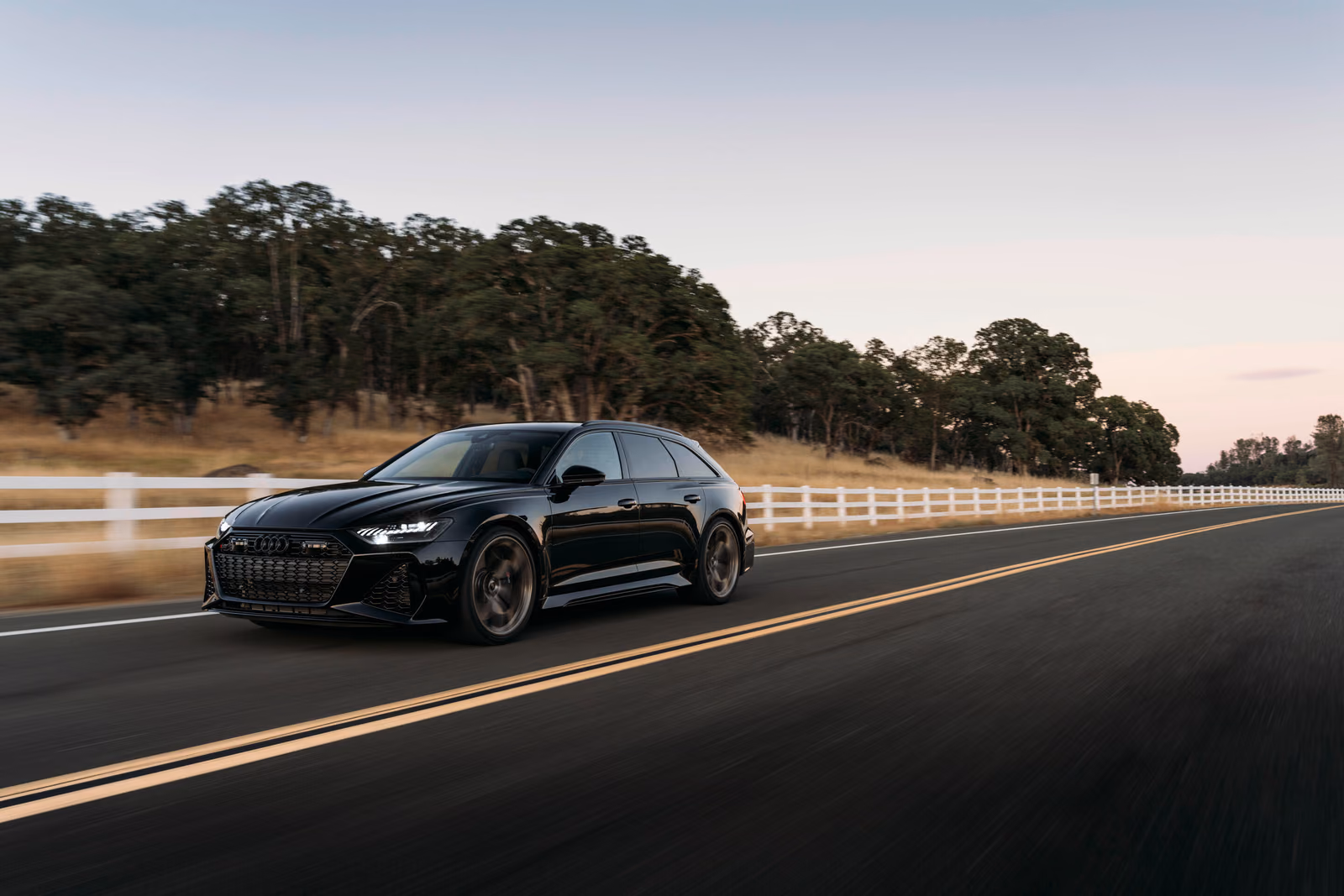 Audi RS 6 Avant performance — в движении по загородной дороге