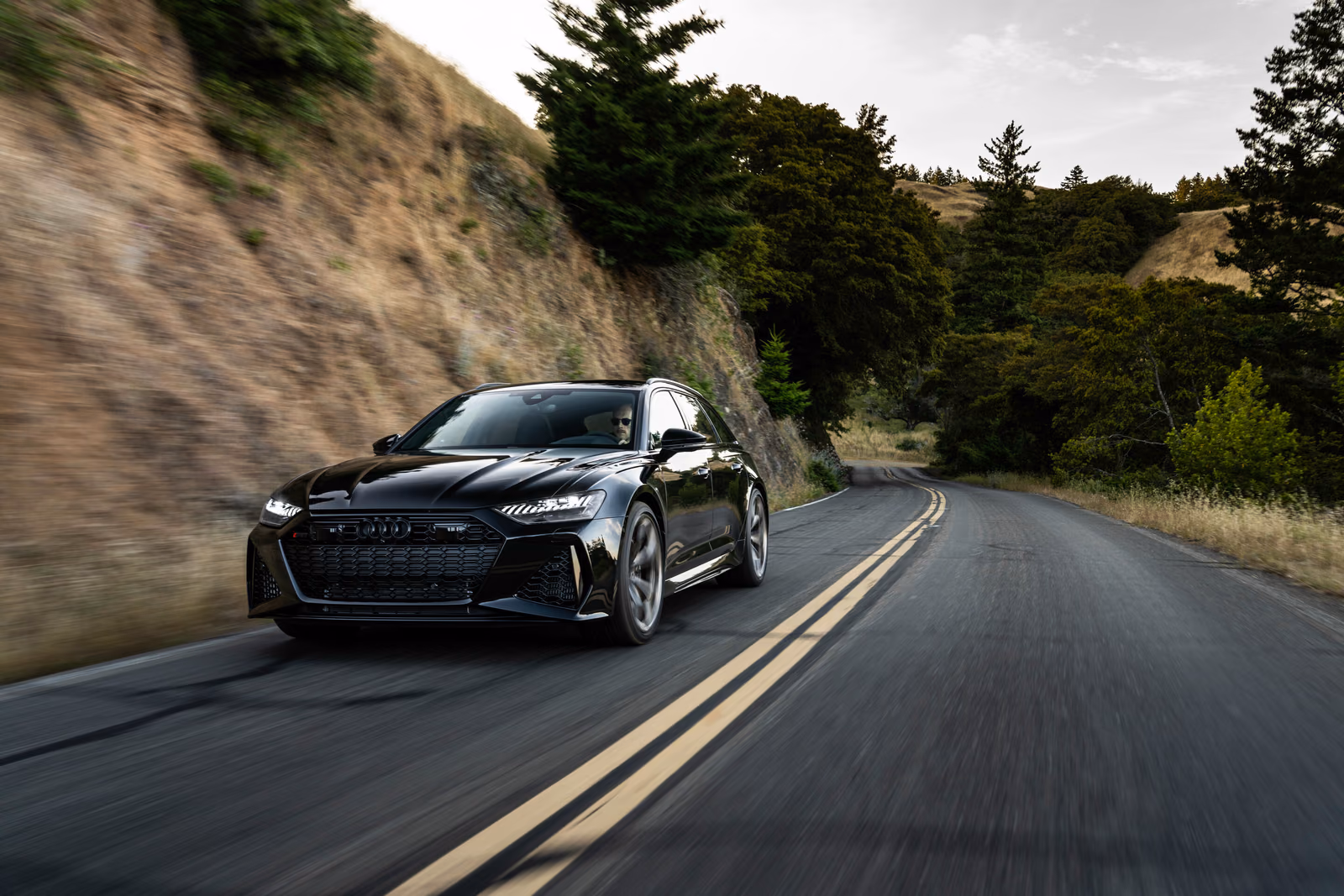 Audi RS 6 Avant performance — фронтальный ракурс на лесной дороге