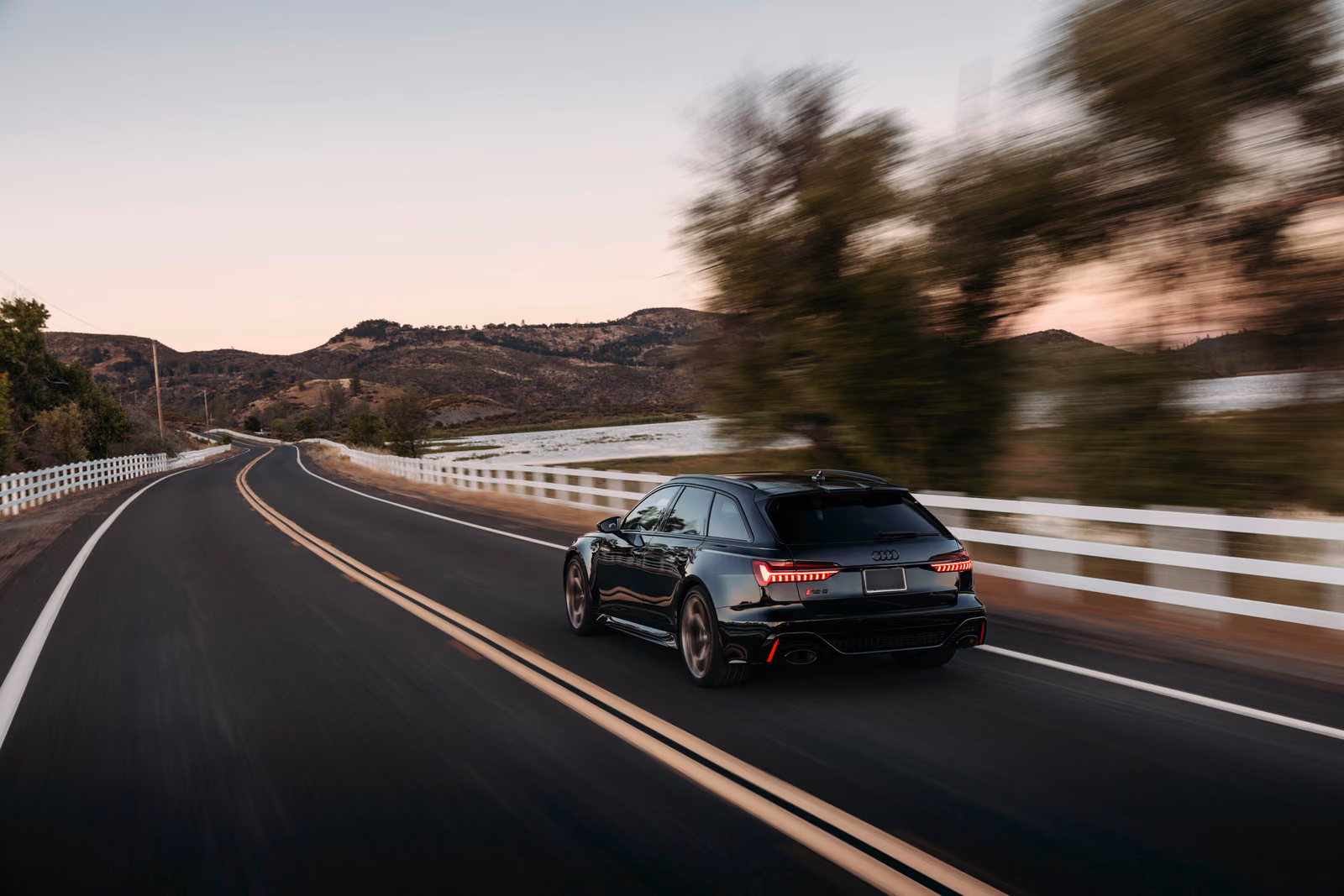 Audi RS 6 Avant performance — в движении, вид сзади в три четверти
