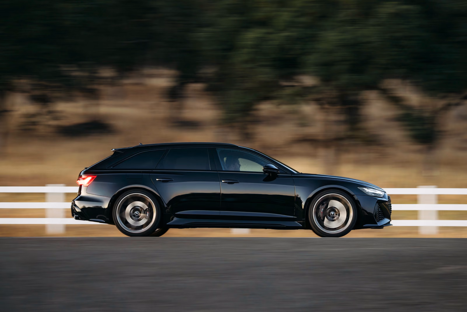 Audi RS 6 Avant performance — профиль чёрного универсала в движении