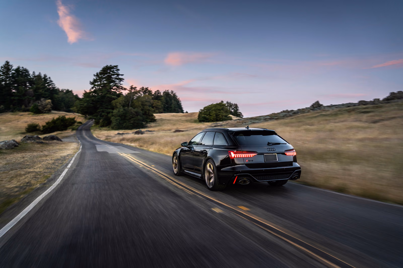 Audi RS 6 Avant performance — вид сзади на горной дороге на закате
