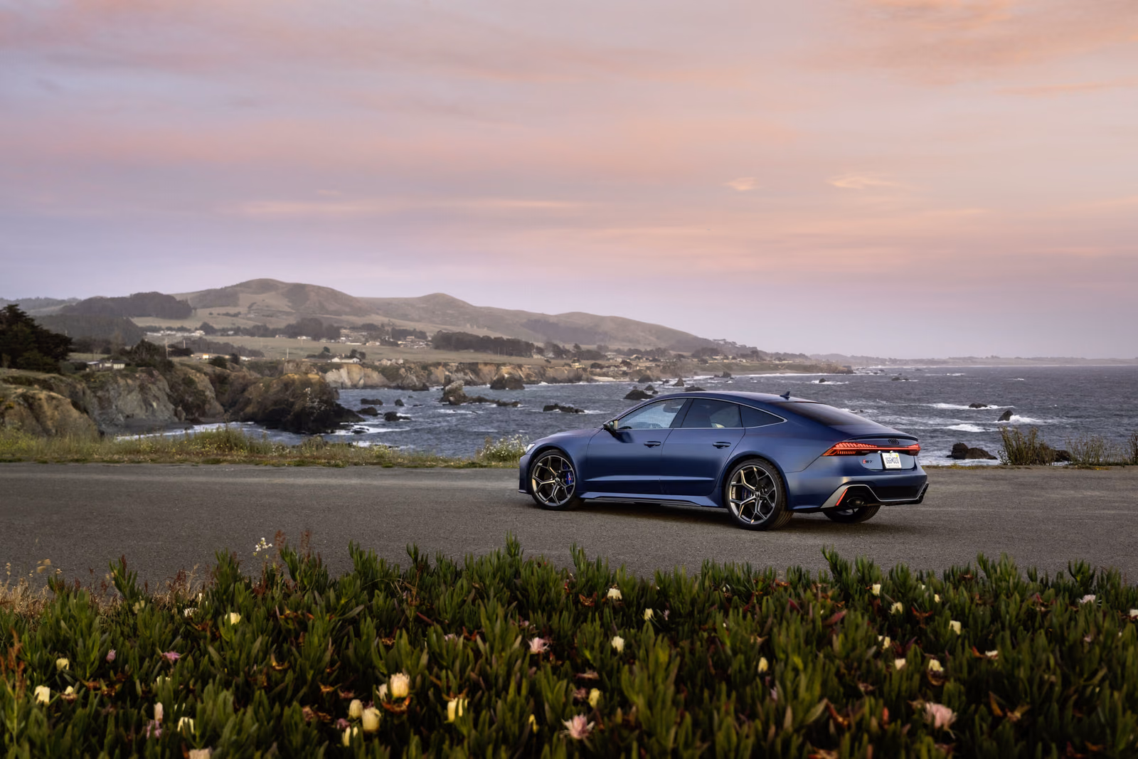 Audi RS 7 Sportback performance — профиль на побережье