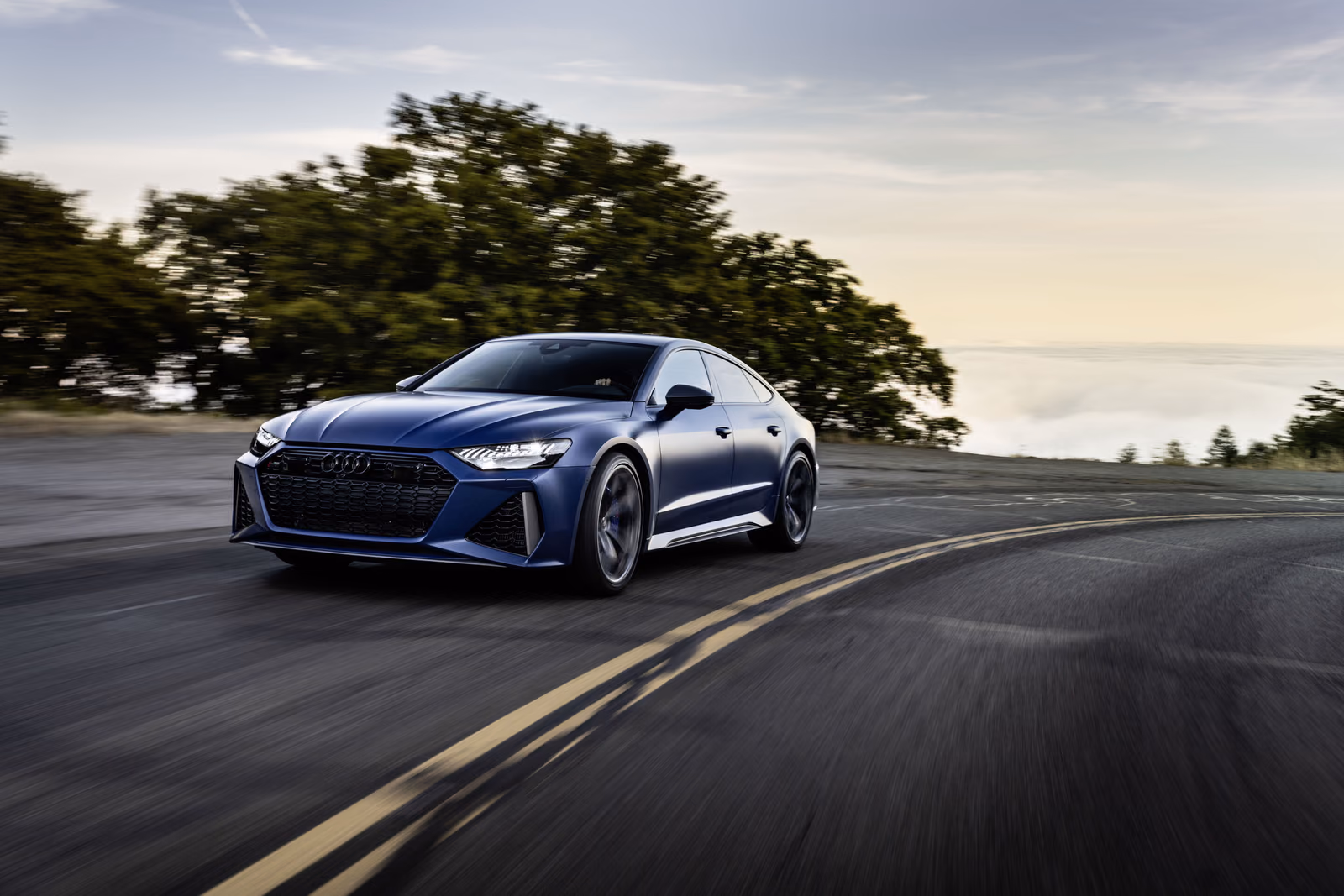 Audi RS 7 Sportback performance — передний ракурс в движении