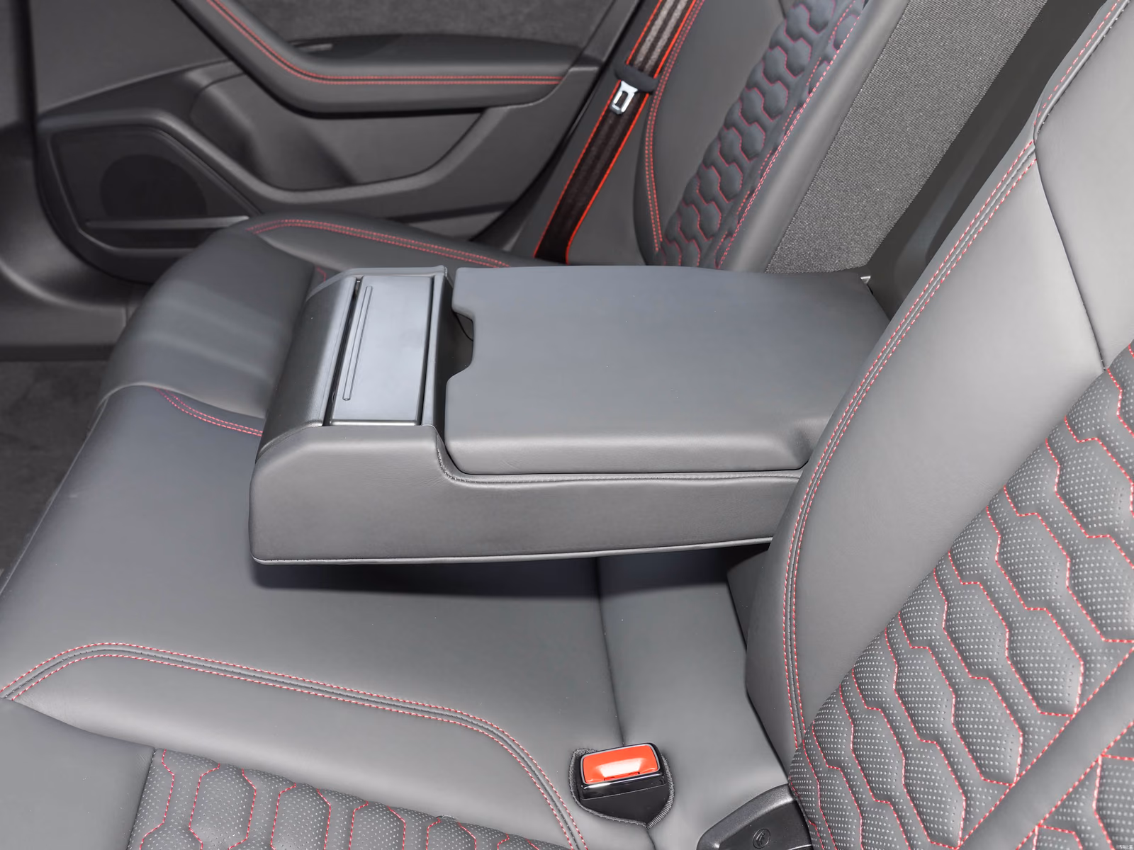 Audi RS 7 Sportback performance — подлокотник заднего дивана