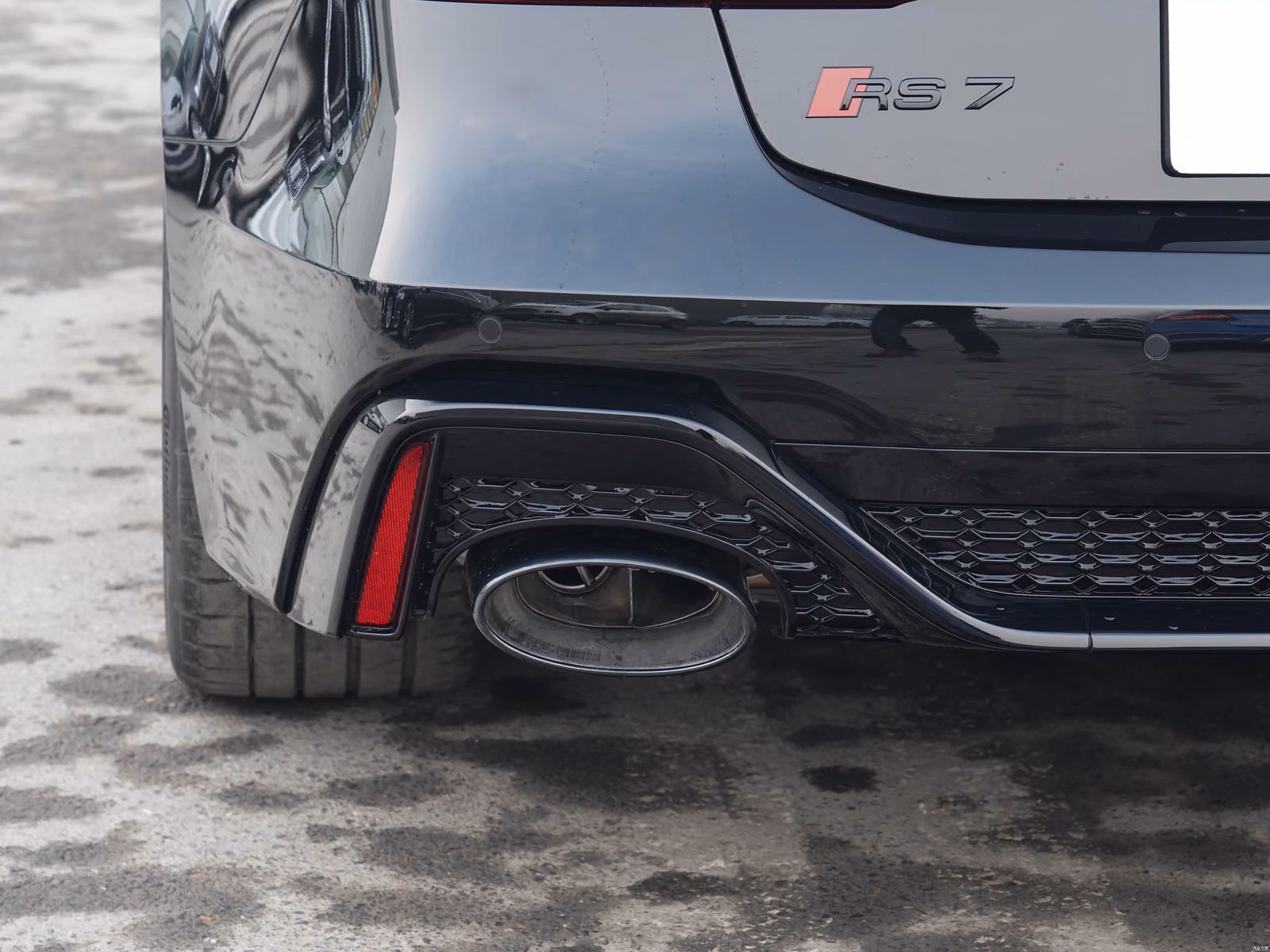 Audi RS 7 Sportback performance — выхлопная система и шильдик RS 7