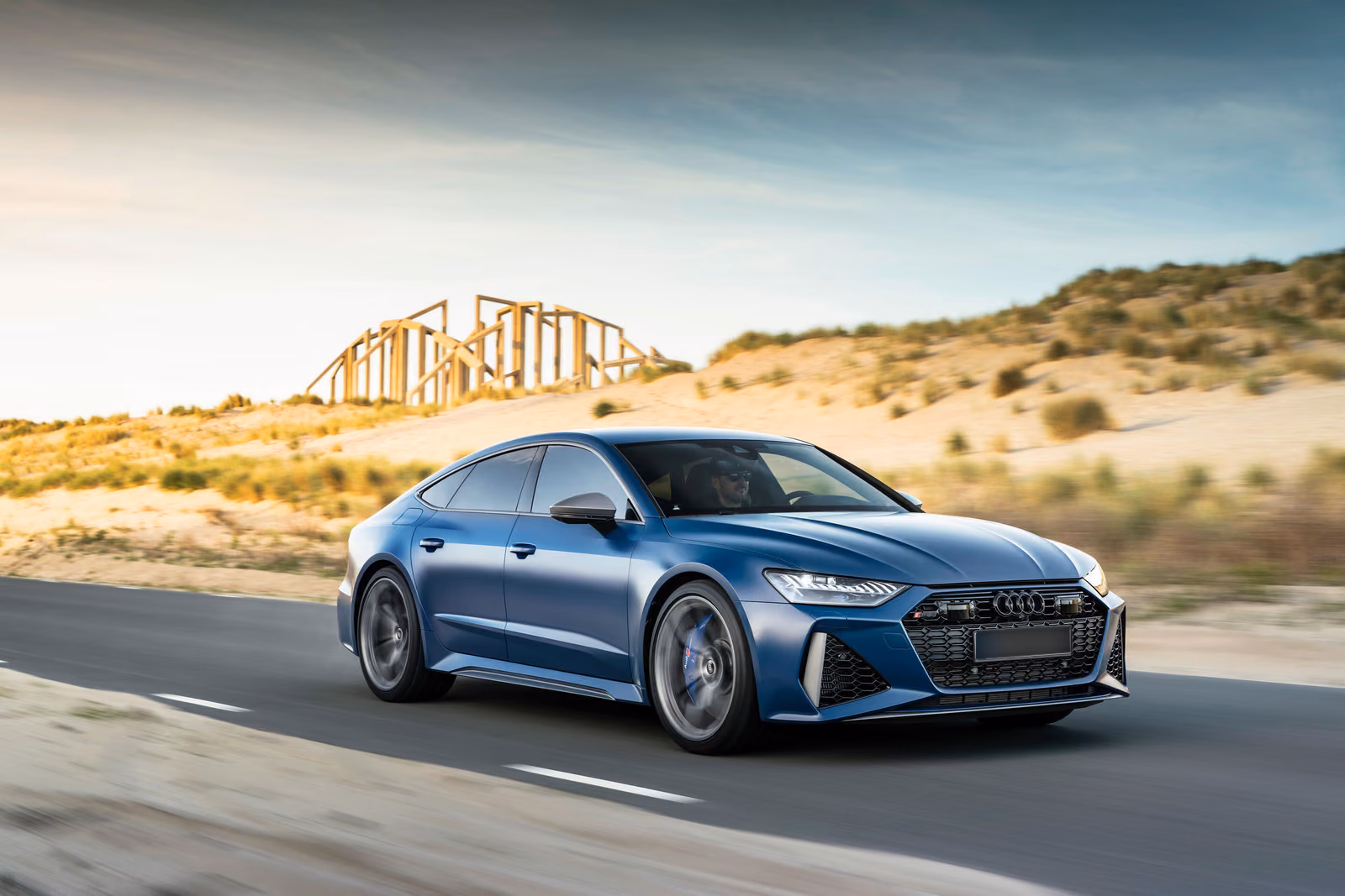 Audi RS 7 Sportback в движении по пустынной трассе