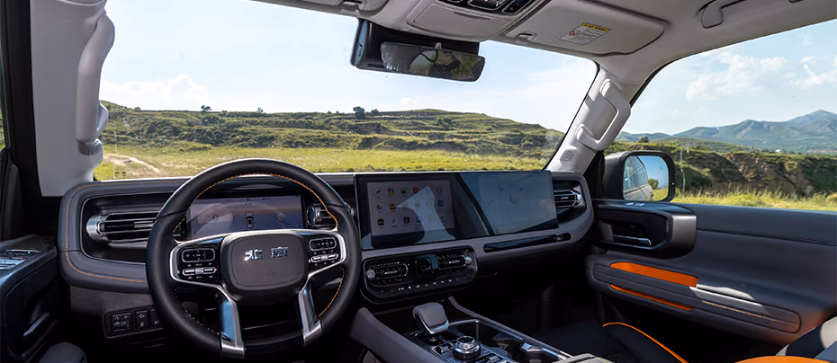 BAIC BJ40 — место водителя и мультимедийные экраны