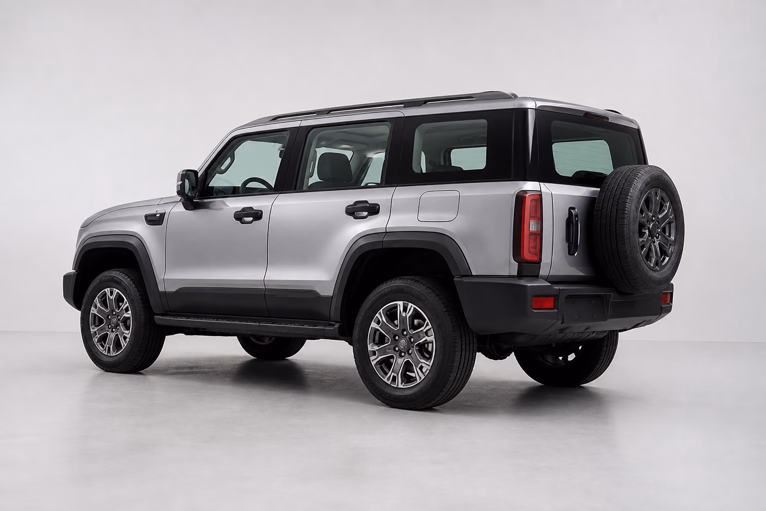 Серебристый BAIC BJ40 сзади в светлой студии