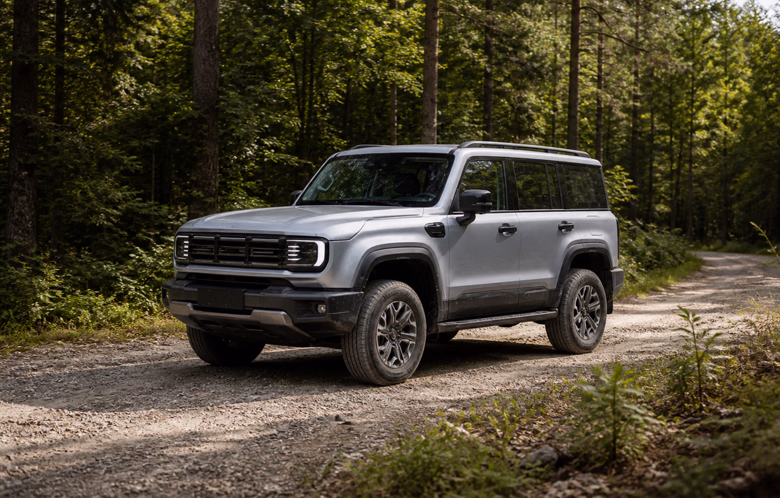 Серебристый BAIC BJ40 на лесной гравийной дороге