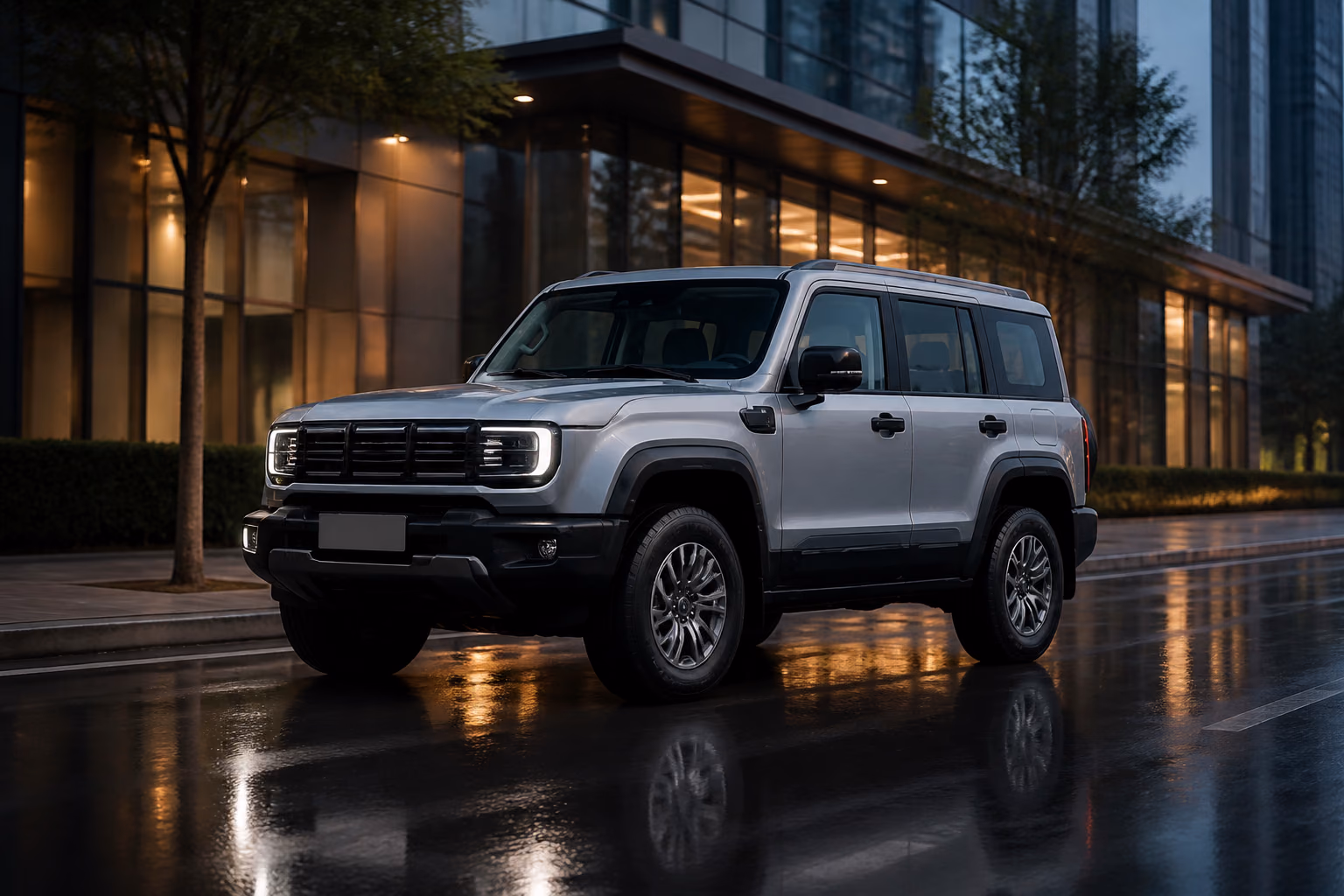 Серебристый BAIC BJ40 на городском бульваре