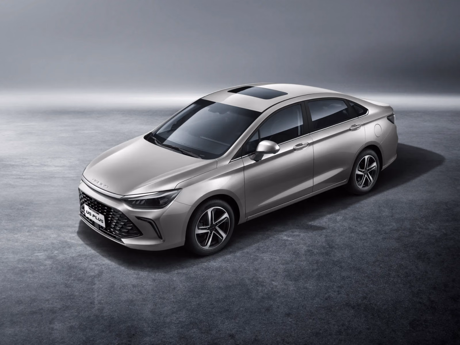 Серебристый BAIC U5 Plus в верхнем ракурсе