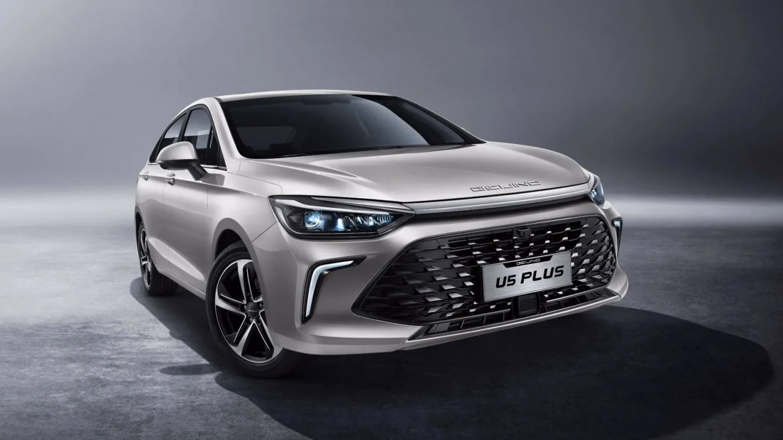 Серебристый BAIC U5 Plus с 16-дюймовыми колёсами
