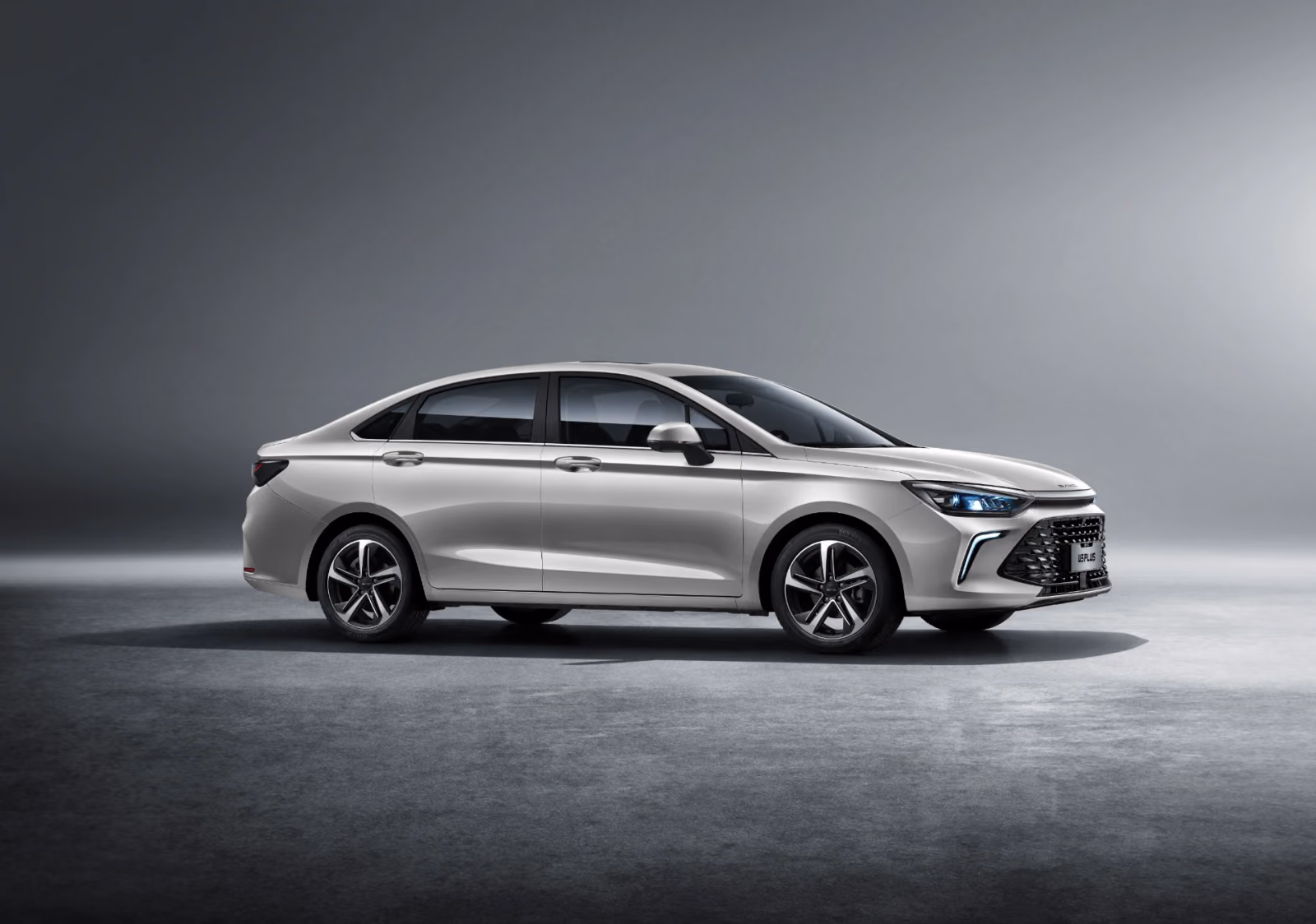 Серебристый BAIC U5 Plus в профиль в студии