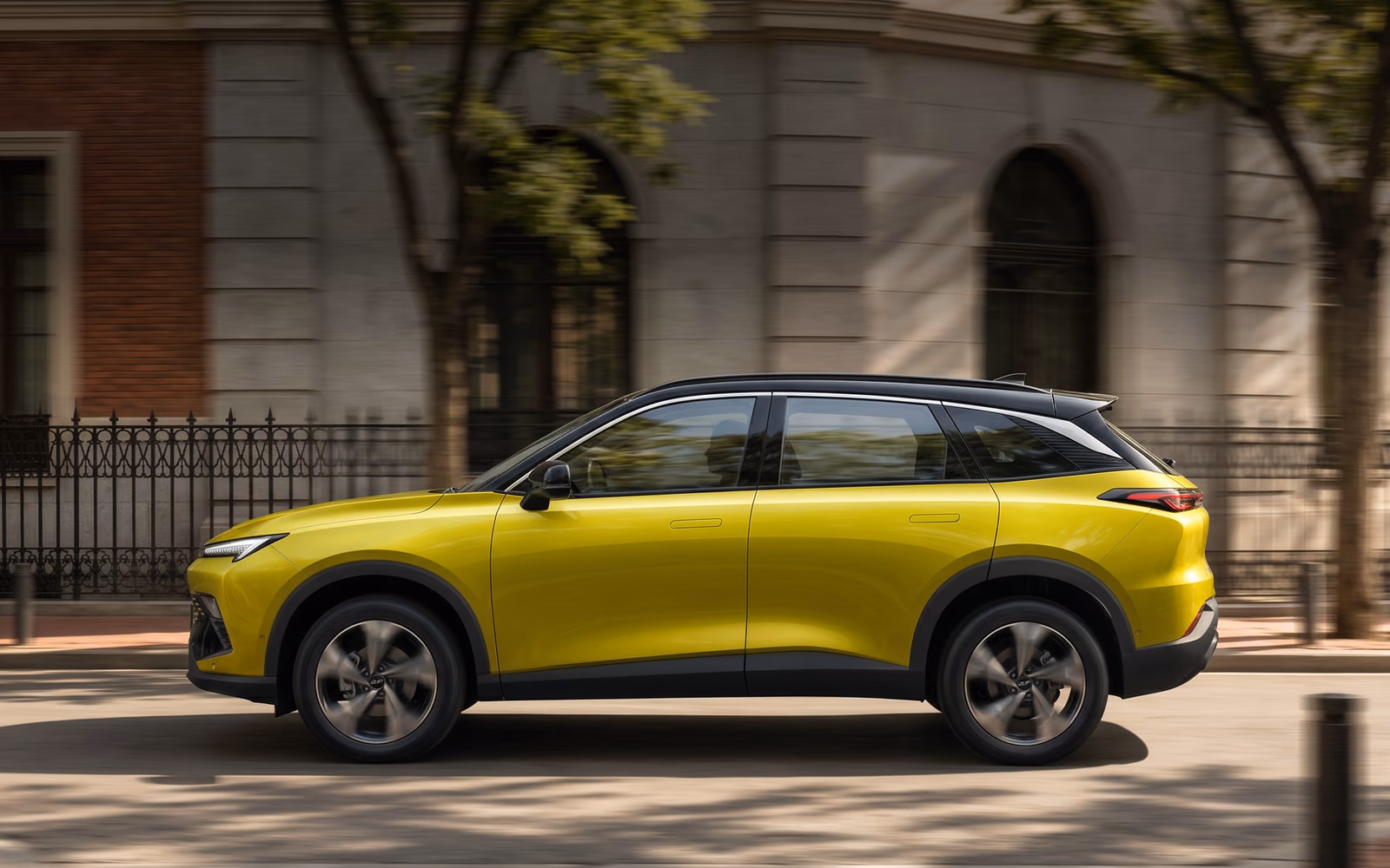 BAIC X55 в движении на городской улице