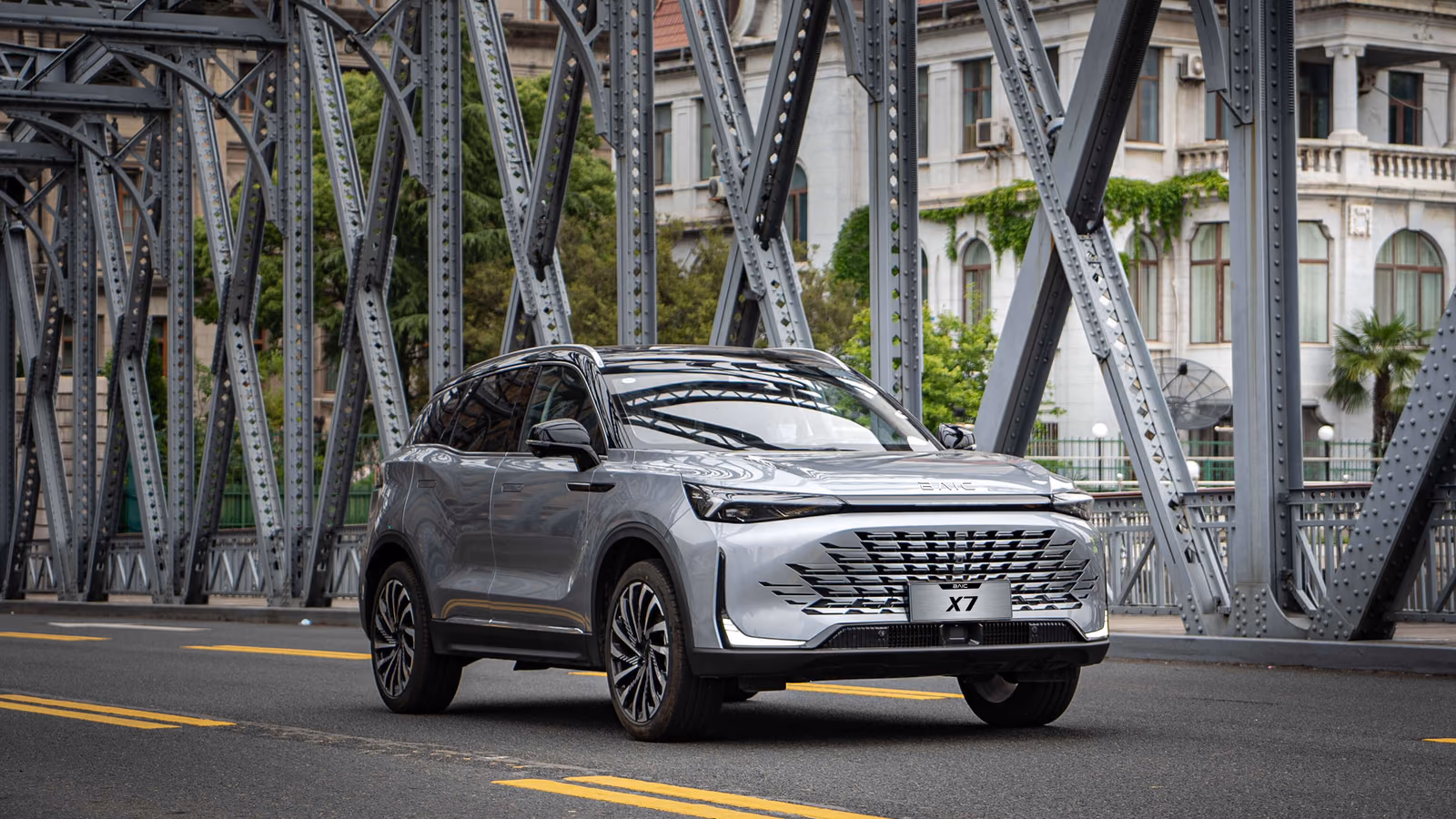 BAIC Beijing X7 — вид спереди в городской сцене